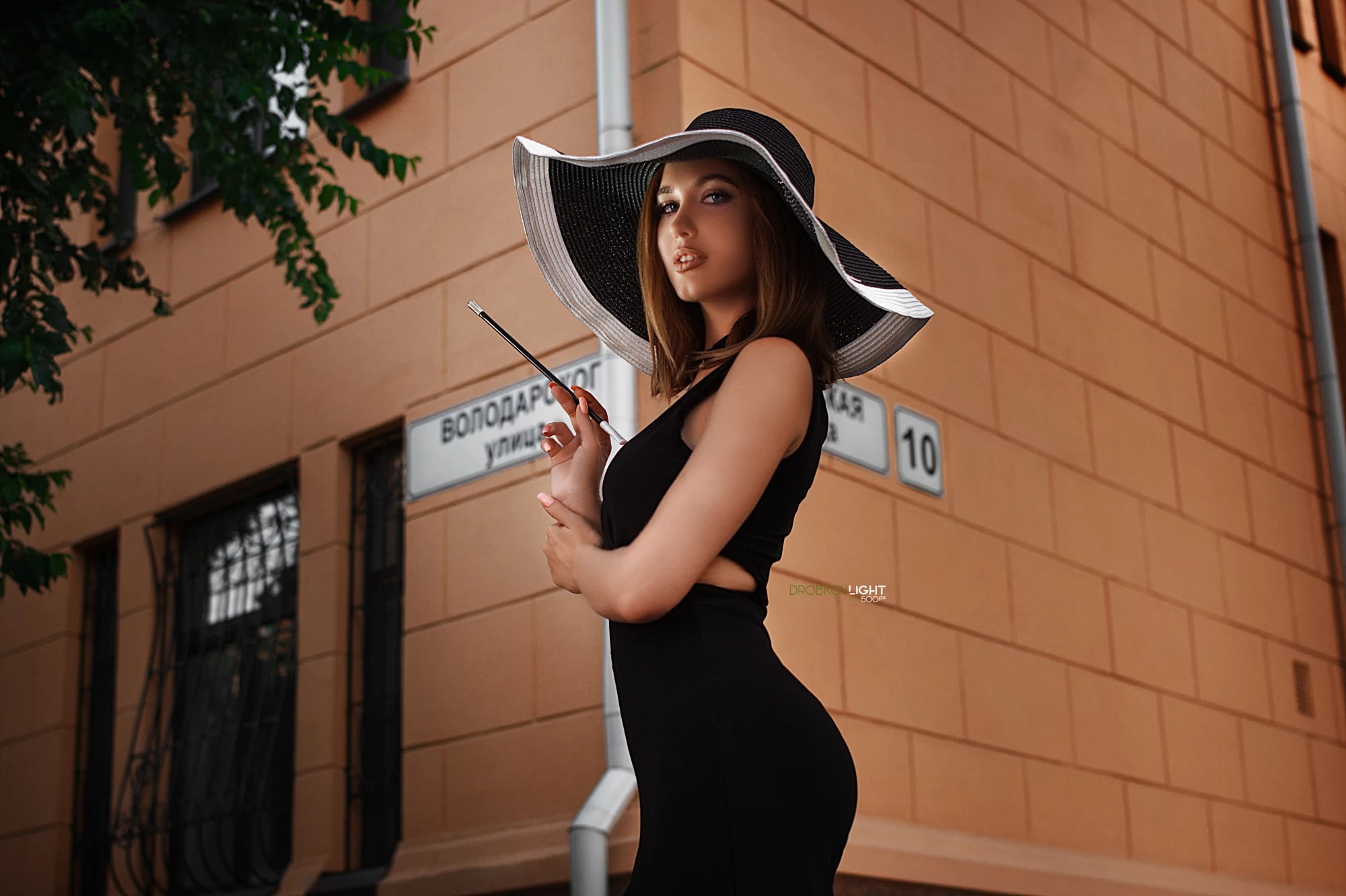 Женщина в шляпе на улице