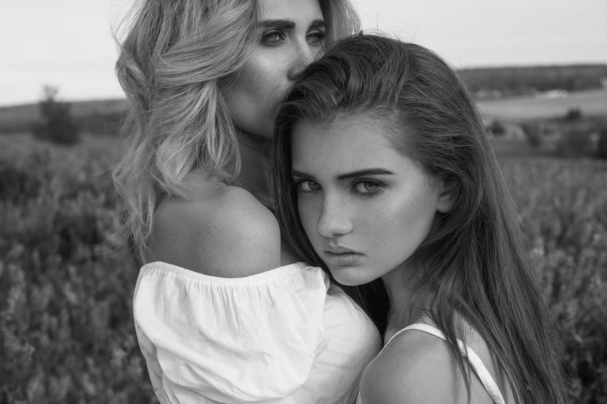 Two girls. Ксения Почерней. Две девушки. Девушки обнимаются. Фотосессия двух девушек.