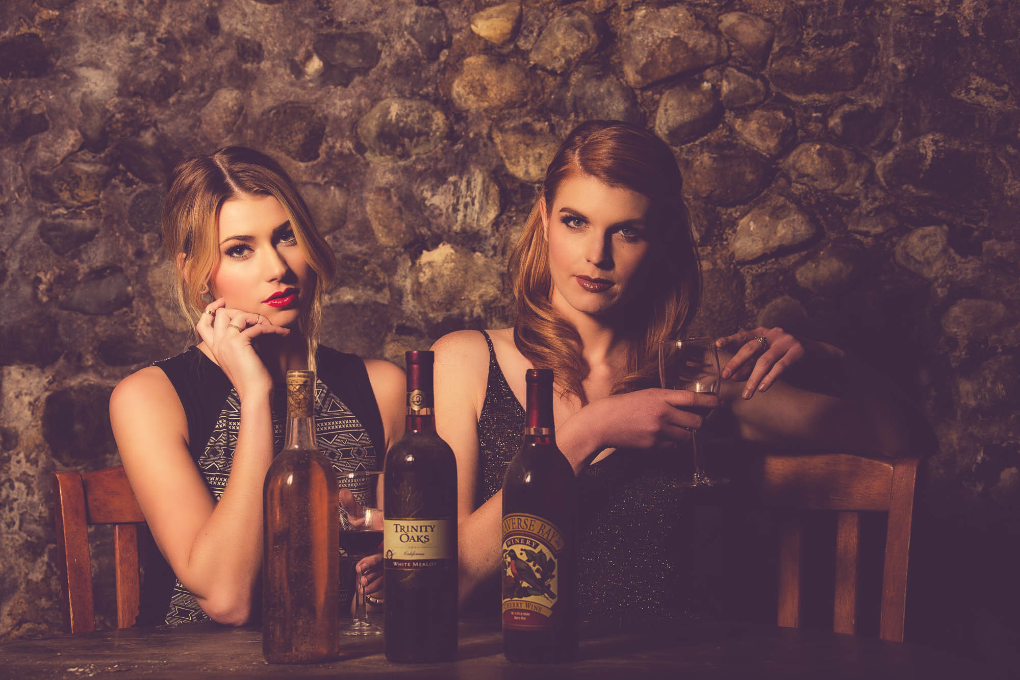 Подруга попила. Подруги в баре. Две девушки выпивают. Две девушки с вином. Две девушки с бокалами вина.