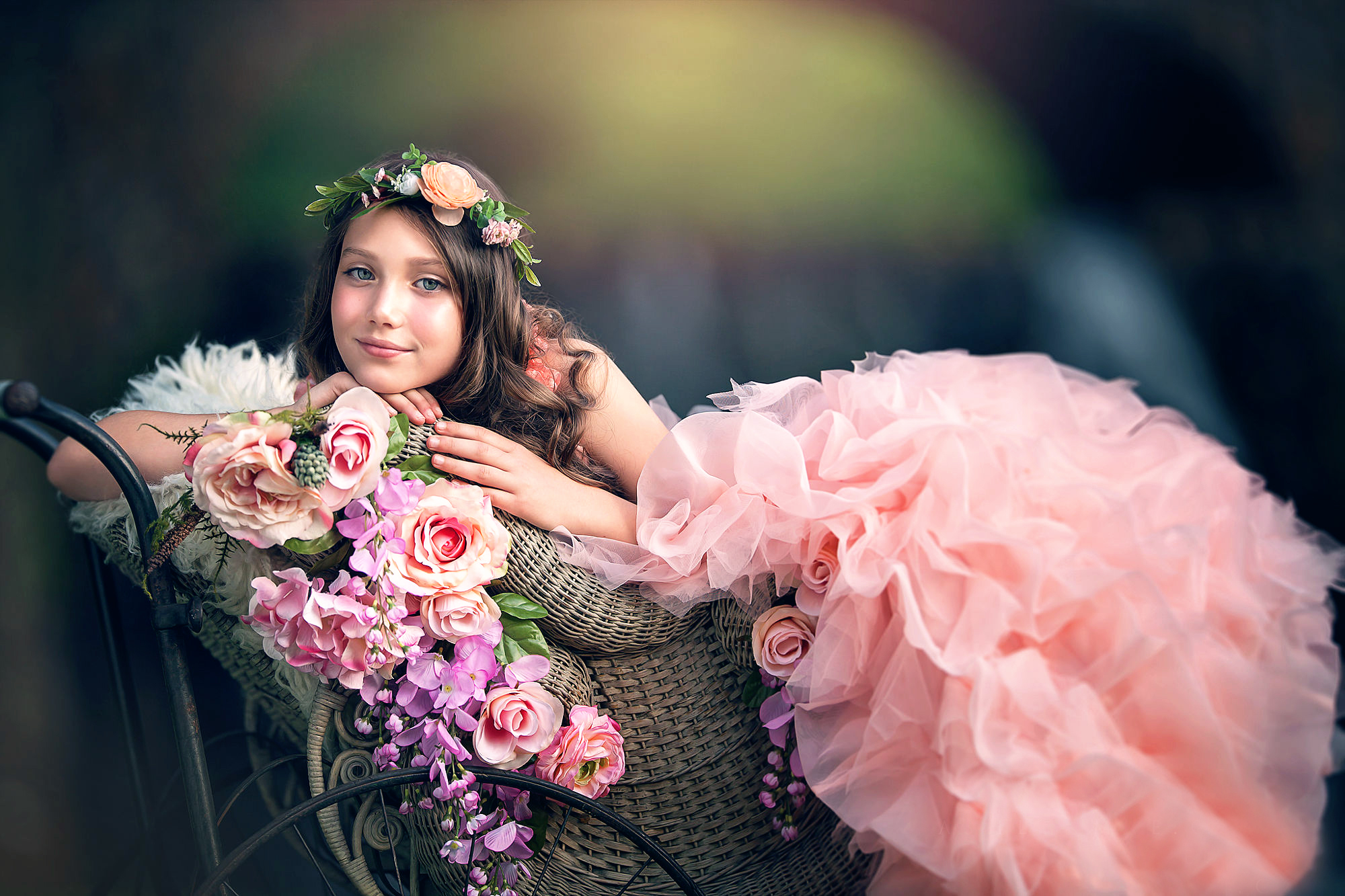 Flower girls. Фотосессия с цветами. Фотосессия в цветах. Фотосессия в розовом цвете. Девочка в венке из цветов.