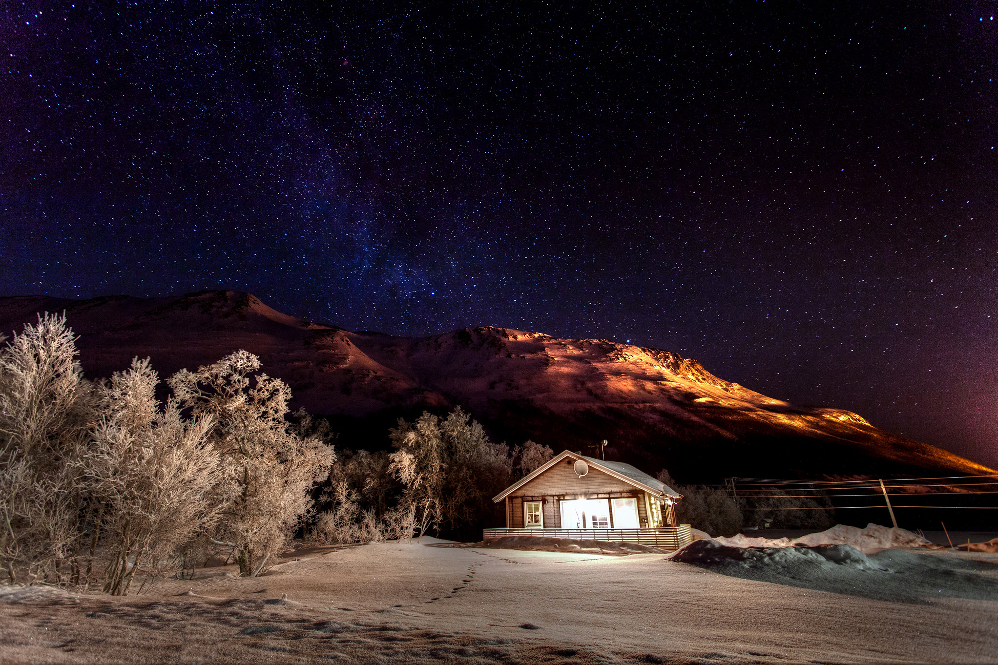 Домашнее звездное небо. Зимний ночной пейзаж. Зима горы ночь. Домик в горах ночью. Зимние горы ночью.