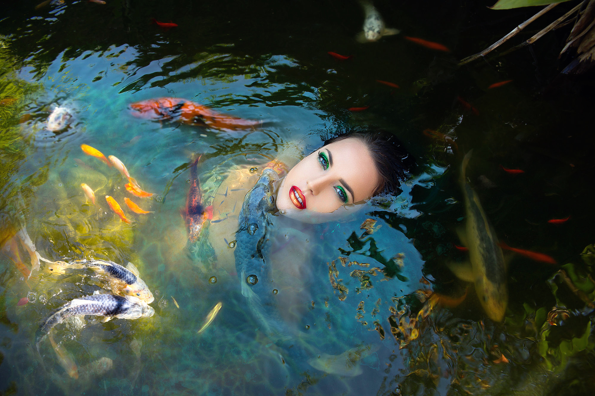 Обои девушка, рыбы, в воде, Fish girl in a pond на телефон и рабочий стол,  раздел ситуации, разрешение 2000x1333 - скачать