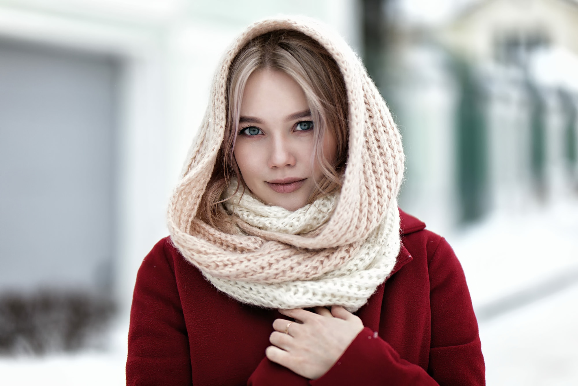 Укутать шарфом. Красивая девушка в шарфе. Зимний шарф на голову. Девушка в Красном шарфе. Фотосессия с шарфом.