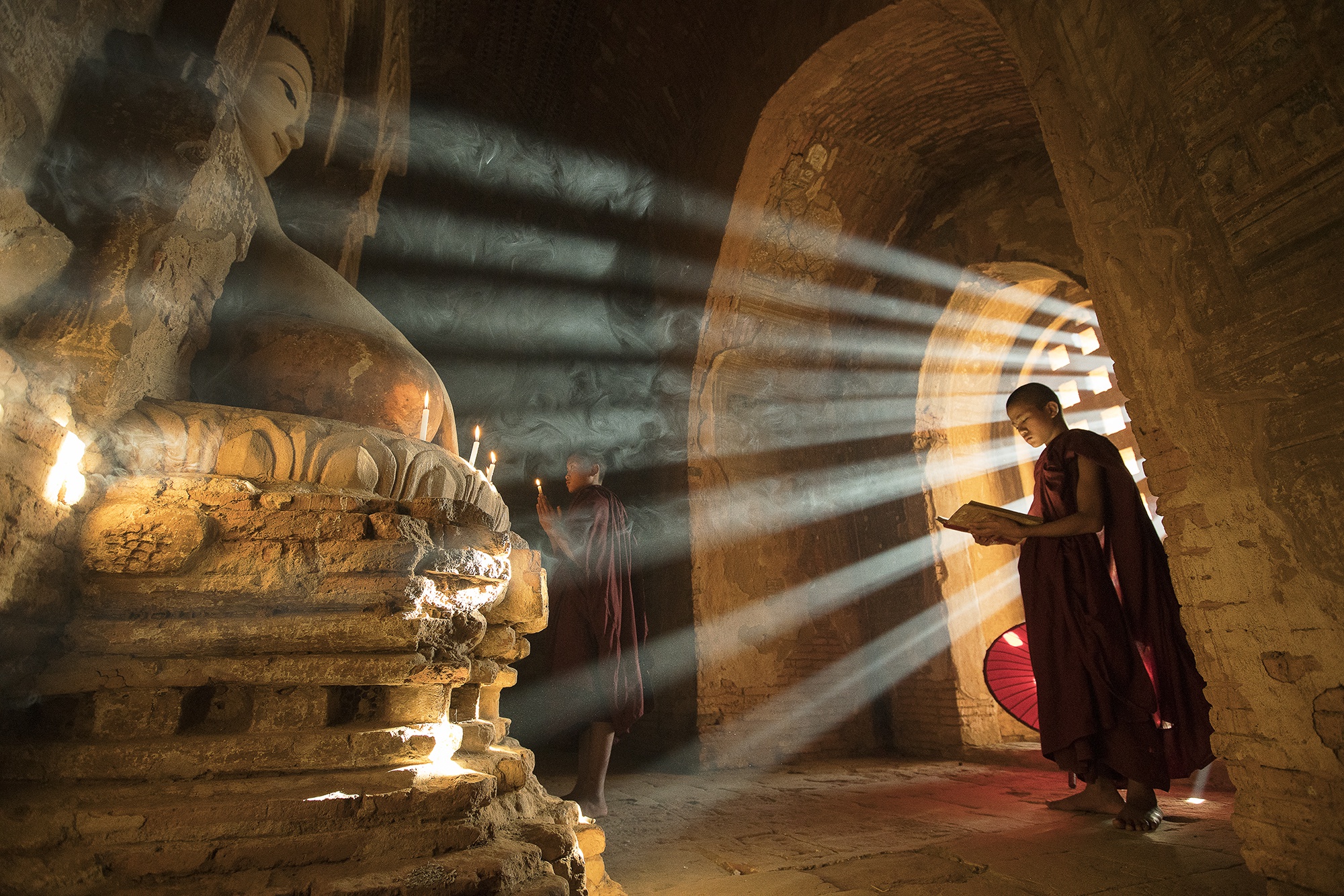 Медитации храмов. Тибетский монах медитирует. Тибет монахи медитация. Будда монах. Медитация в храме.