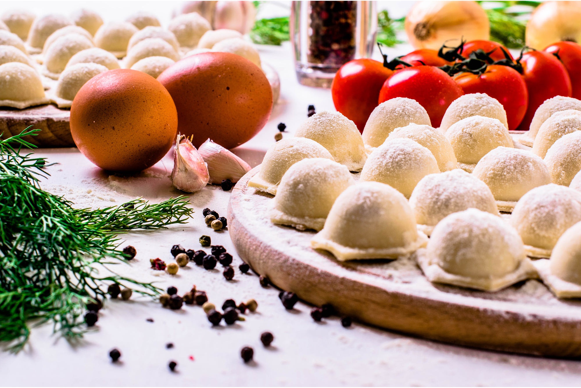 Вареники с чесноком. Пельмени с чесноком. Обои на рабочий стол пельмени. Cooking Dumplings.