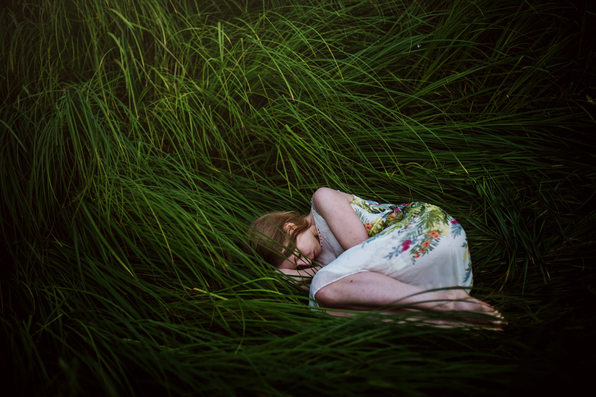 Однажды вечером в траве. Лежит на траве. Девочка лежит на траве. Девушка лежит в лесу.