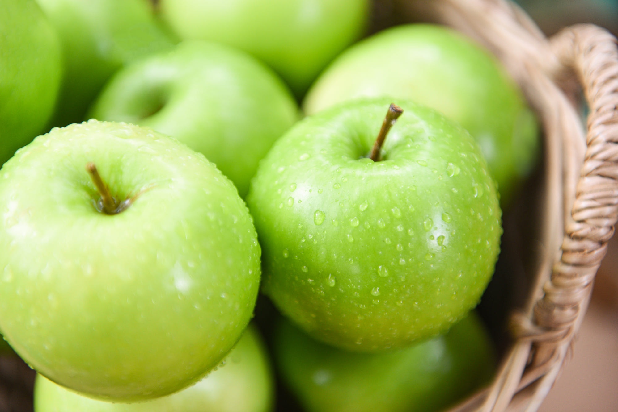 К чему снятся красивые яблоки. Яблоки Грин Грин. Яблоки зеленые. Сочное яблоко. Яблоко зеленое кпвсиво.
