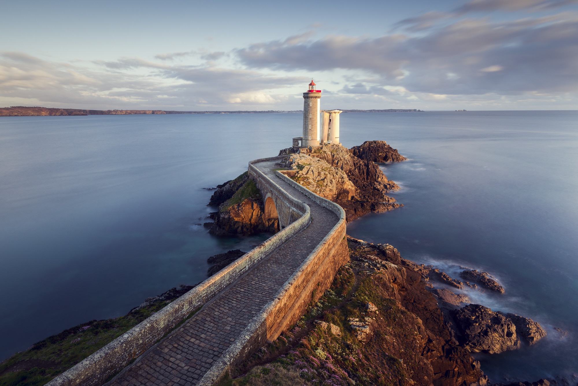 Мыс с маяком с бронзовым бюстом. Pointe du Grand minou.