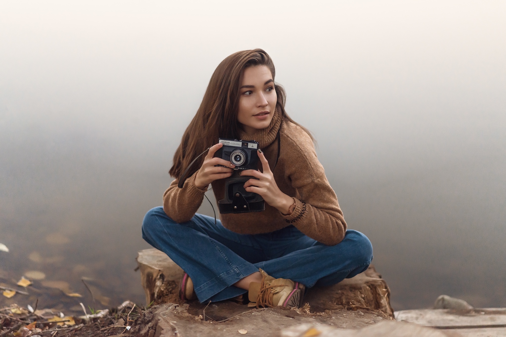 Обои вода, поза, Девушка, фотоаппарат, Евгений Галяев, Виолетта Васильева  на телефон и рабочий стол, раздел девушки, разрешение 2000x1335 - скачать