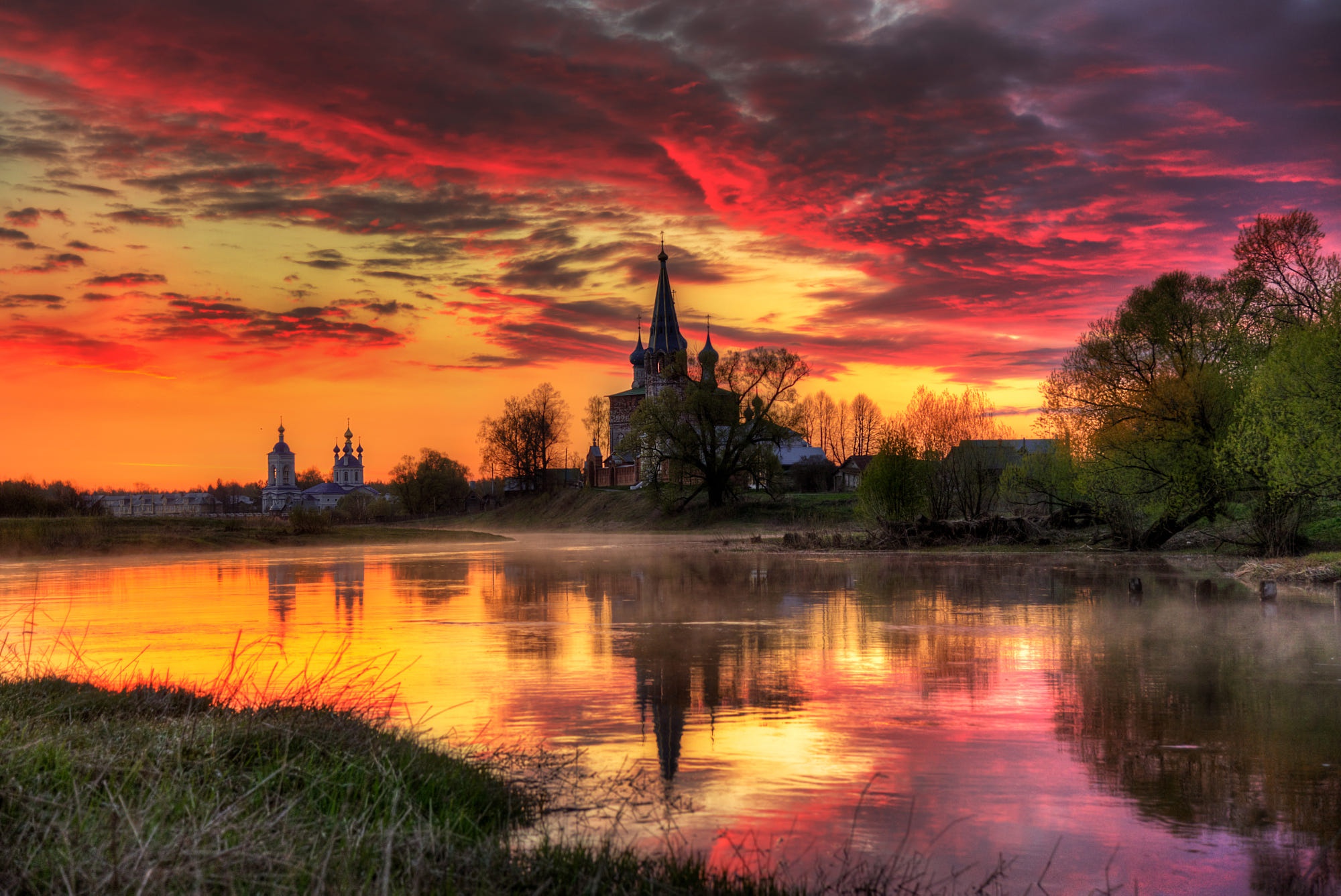 храм на закате. старинный закат. старинный закат. солнце над городом. великий новгород.