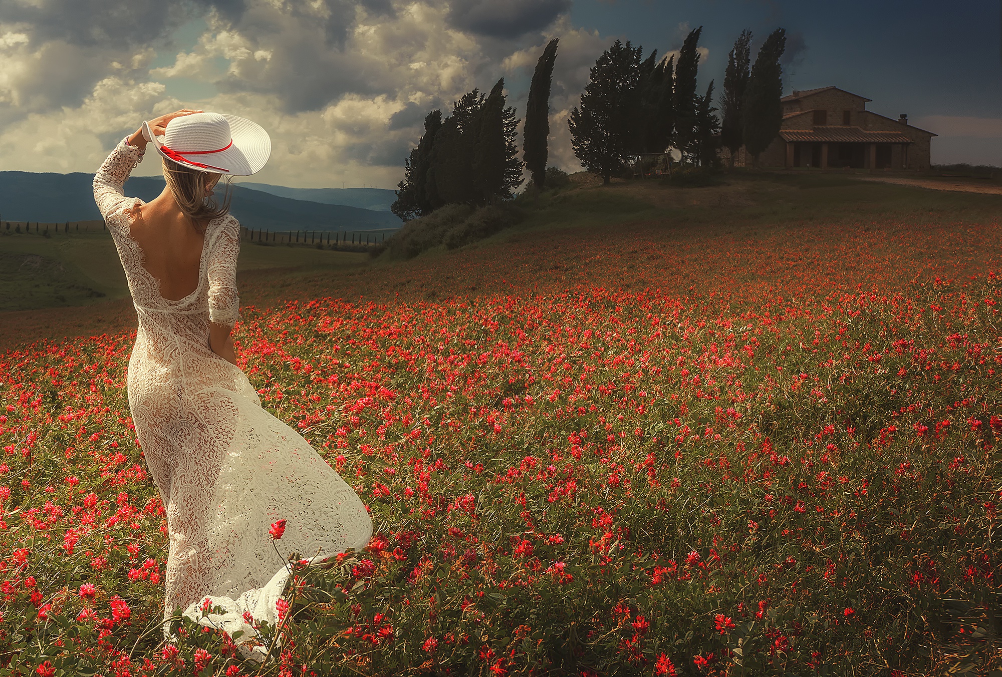 Ветреная девчонка. Девушка в шляпе в поле. Девушка в длинном платье и шляпе. Девушка в белой шляпе. Девушка в платье на ветру.