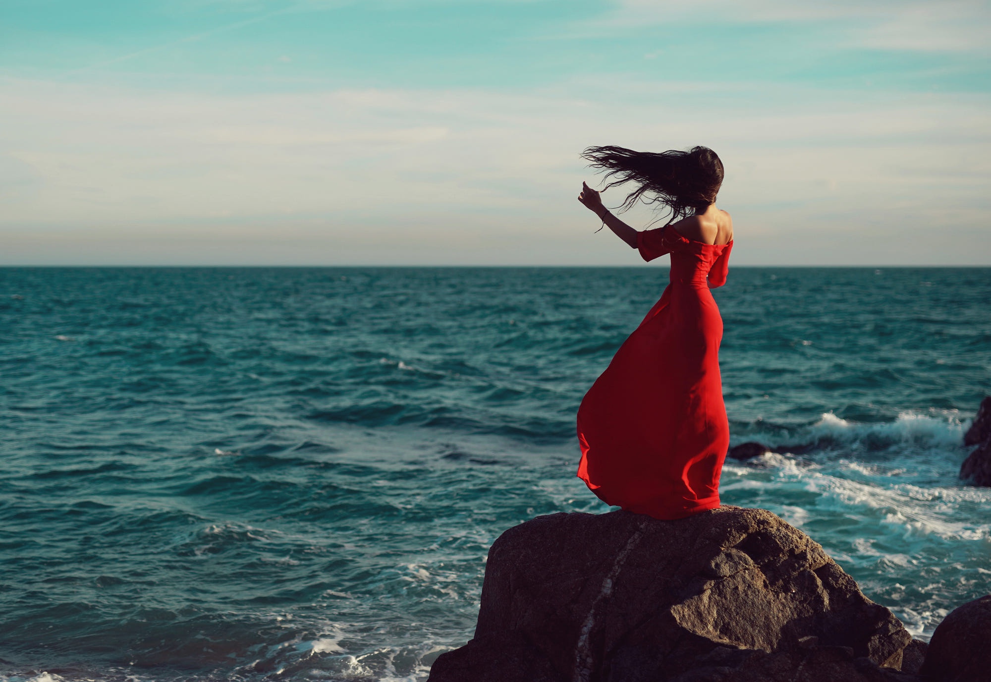 Фото девушки спиной на море. Девушка-море. Девушка со спины. Девушка на берегу моря. Девушка на скале у моря.