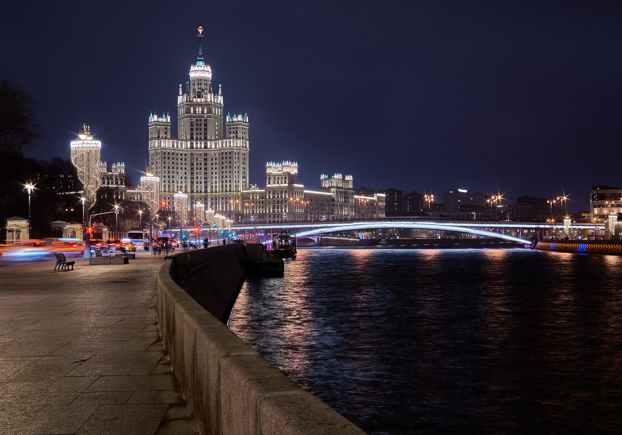 Москва уникальная. Мост с подсветкой в Москве. Ночная Москва река Петр. Котельническая набережная ночью 1920 1080. Вид с большого Устьинского моста ночью.