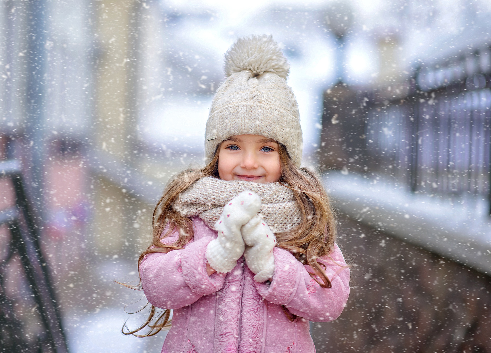 Маленькой девочке холодно. Дети зимой. Девочка зима. Дети зима снег. Маленькие дети зимой.