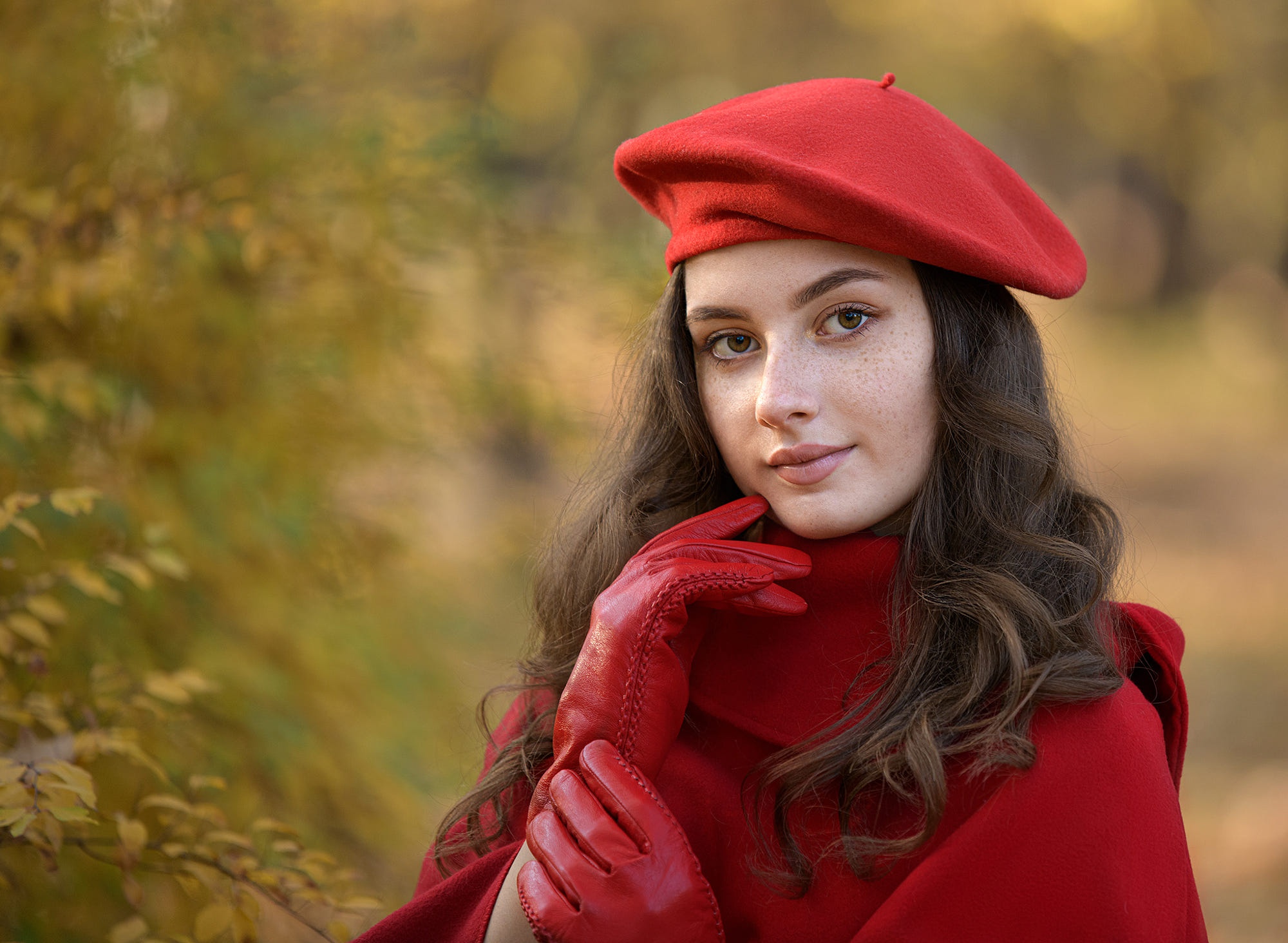 Женщина в красном берете. Заглушка фотопортрет девушки. Девушка в Красном Галактика.