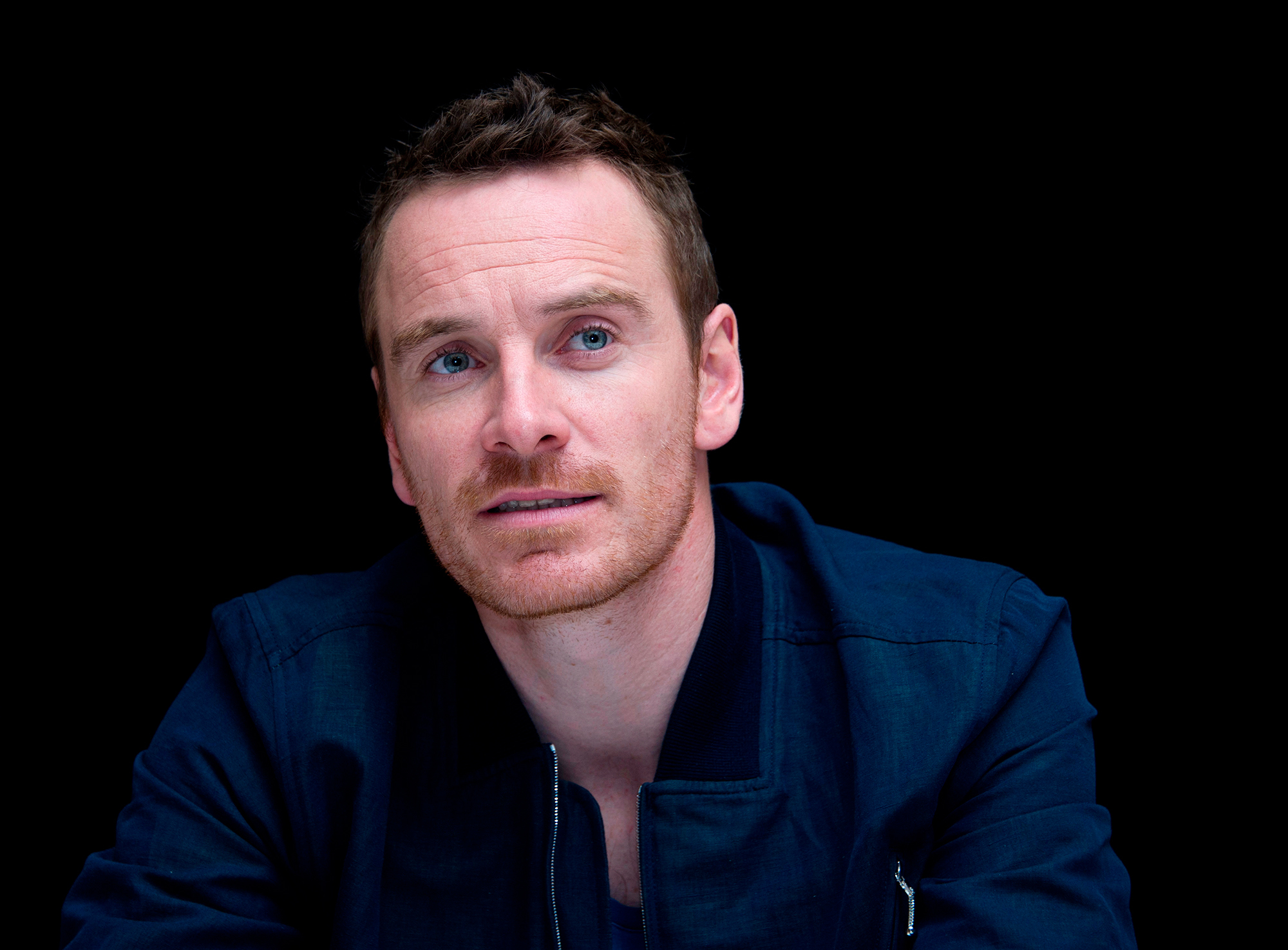 Обои Michael Fassbender, Люди Икс:Дни минувшего будущего, пресс-конференция  фильма на телефон и рабочий стол, раздел мужчины, разрешение 2000x1475 -  скачать