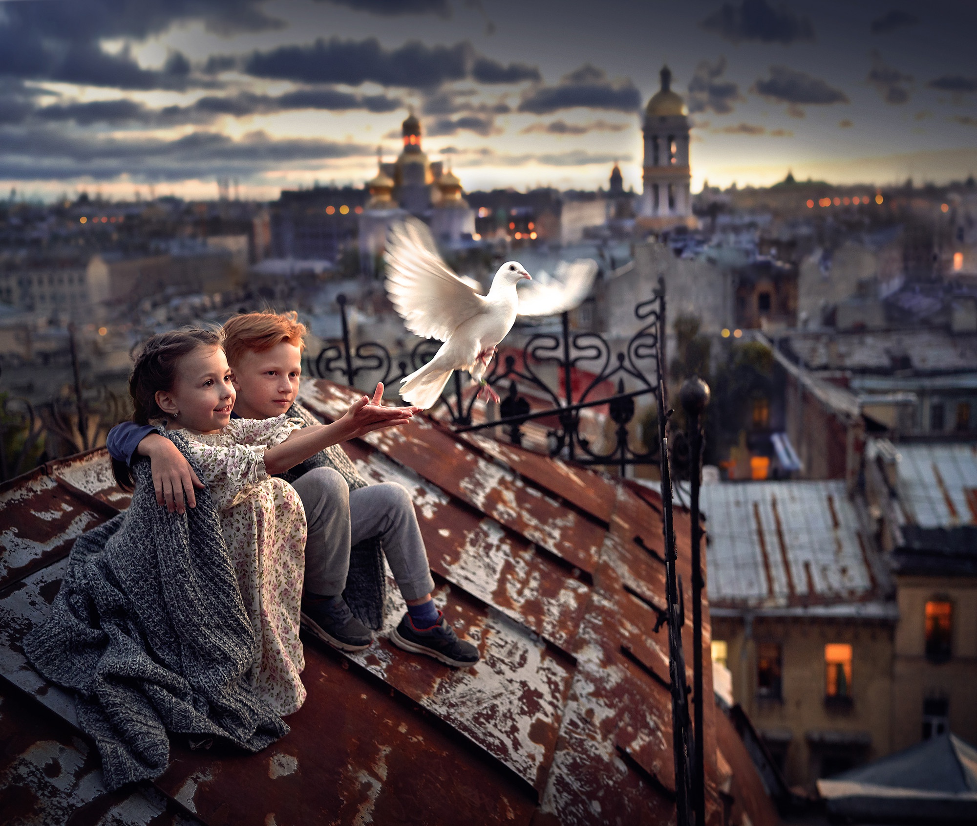 Мальчик и птица сколько. Мальчик и девочка на крыше. Фотосессия на крыше детская.