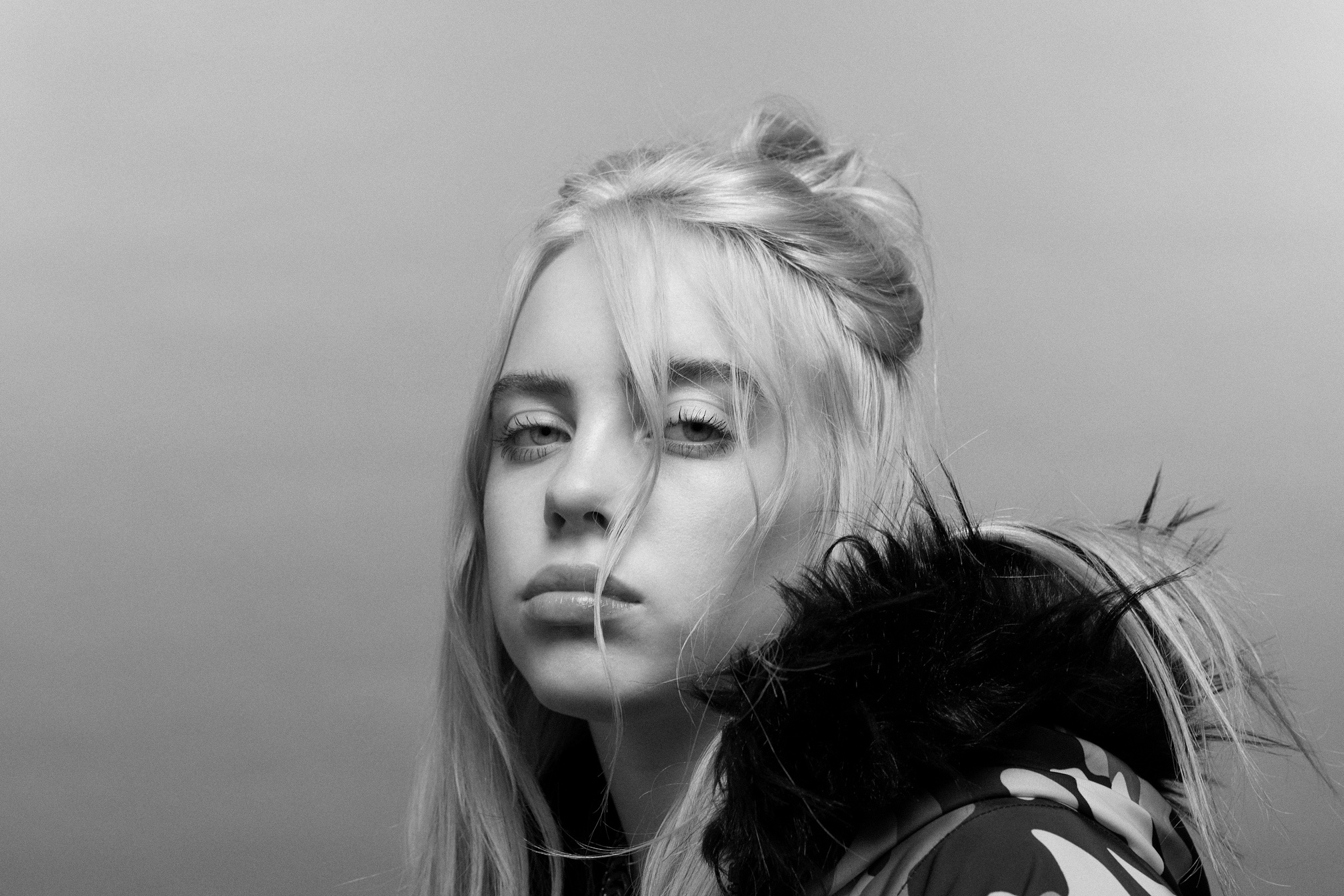 Обои black & white, блондинка, певица, singer, черно - белое, Billie Eilish,  Билли Айлиш на телефон и рабочий стол, раздел музыка, разрешение 2016x1344  - скачать