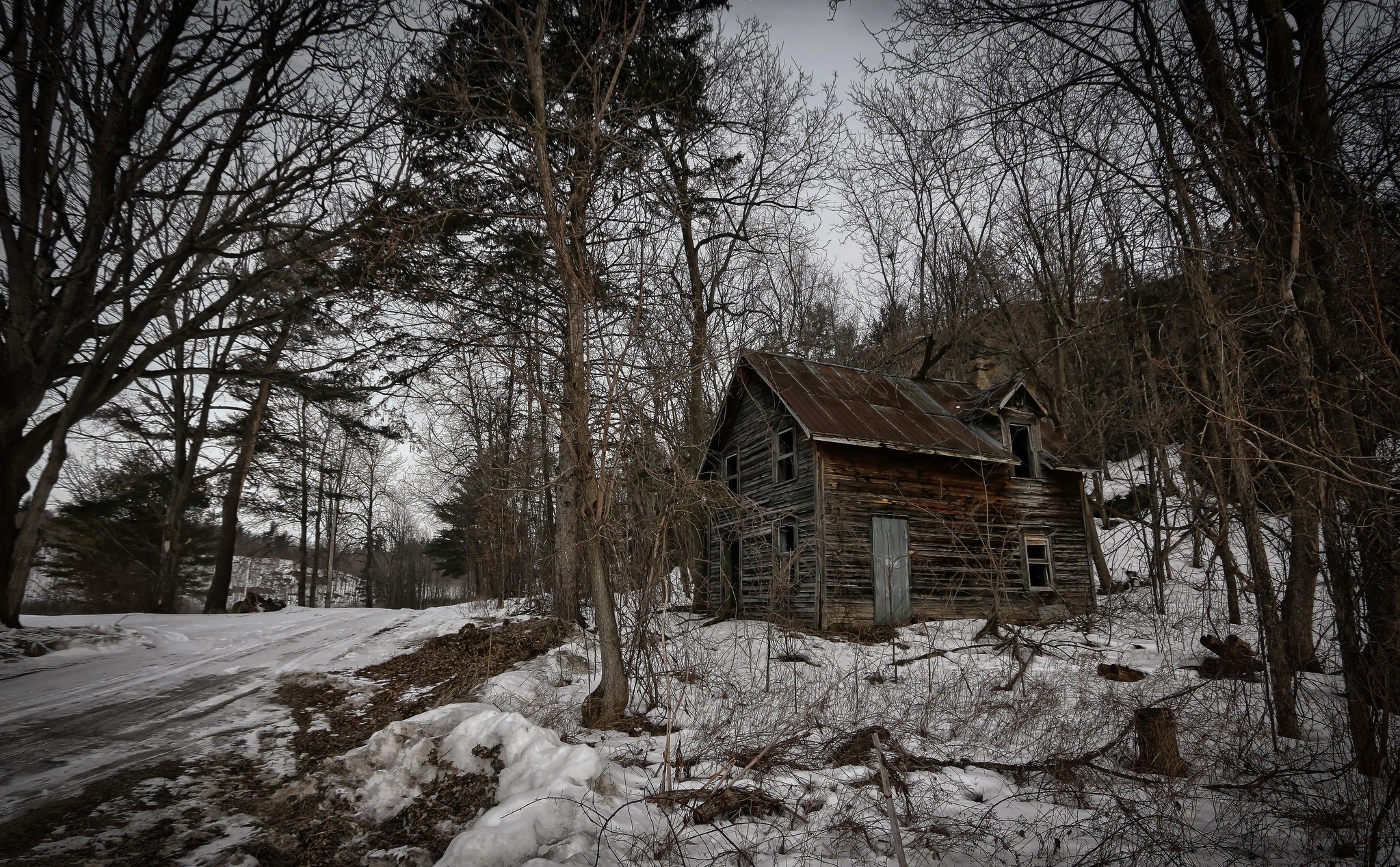 Фото села лесного. Заброшенная деревня. Заброшенная деревня в лесу. Заброшенный дом в зимнем лесу. Старая деревня в лесу.