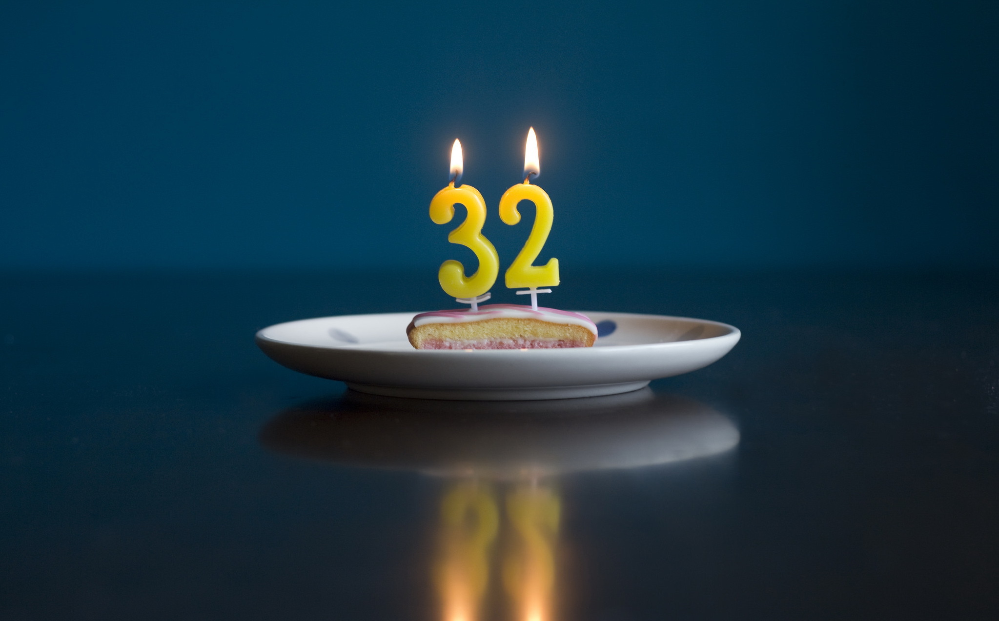 Поздравление с 32 летием. Свечи для торта. Торт со свечками 32 года. Торт со свечами 32 года. Свечка 32 день рождения.