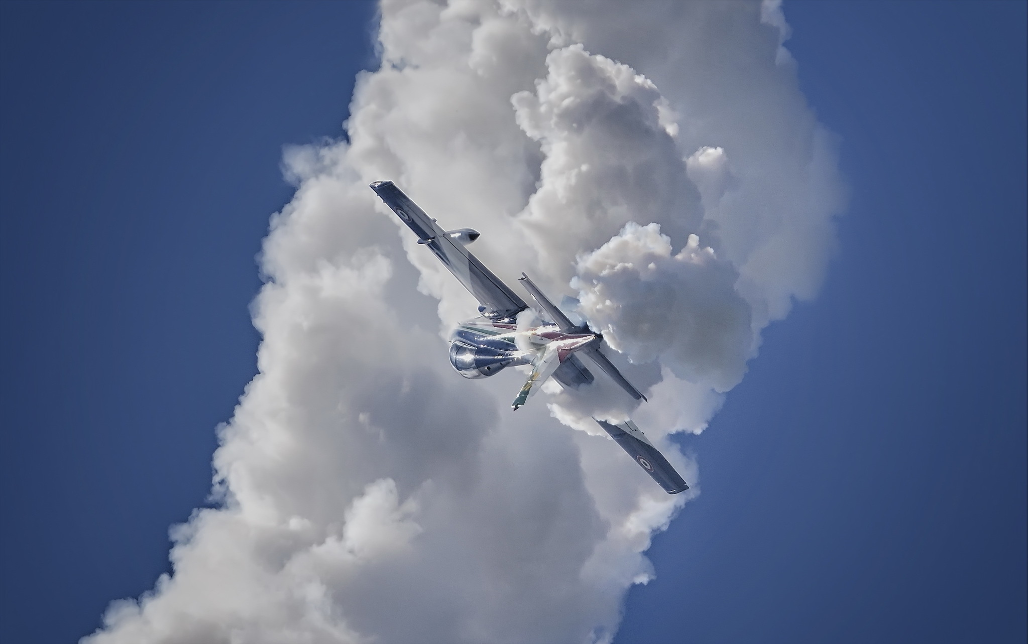 Штурмовать небо какое средство. Самолёт Aermacchi MB-339. Самолет в небе. Самолет в облаках. Самолет на фоне неба.