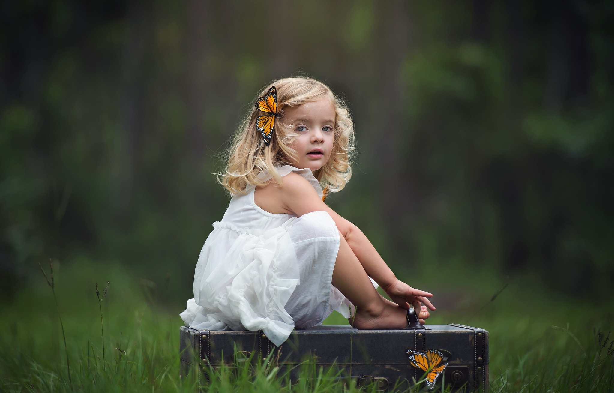 Маленькие девочки фулл. Девочка. Девочка с бабочкой. Девочка в платье сидит. Детская фотосессия с бабочками.