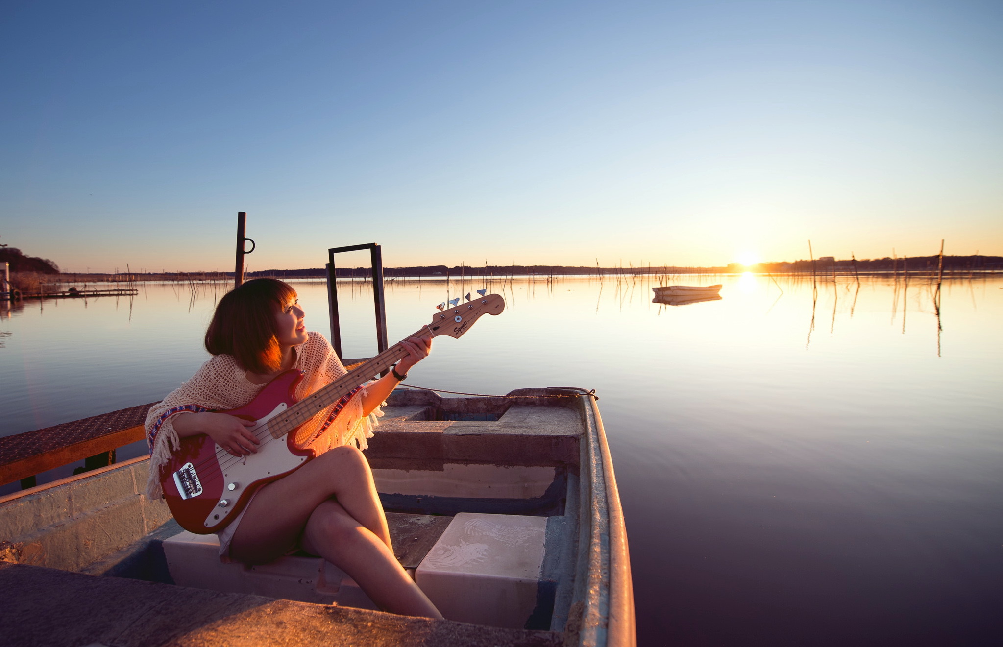Спокойная утренняя музыка. Девушка с гитарой на берегу. Девушка в лодке. Девушка в лодке на закате. Девушка с гитарой на закате.