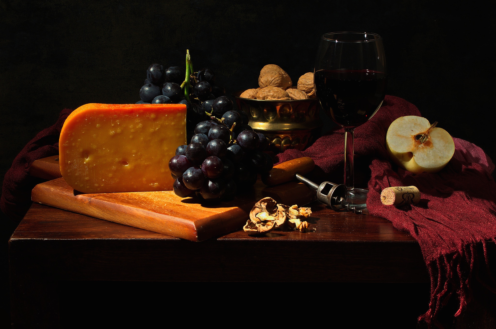 Черный виноград вино. Сыр натюрморт. Вино сыр виноград. Вино и сыр. Винный натюрморт.