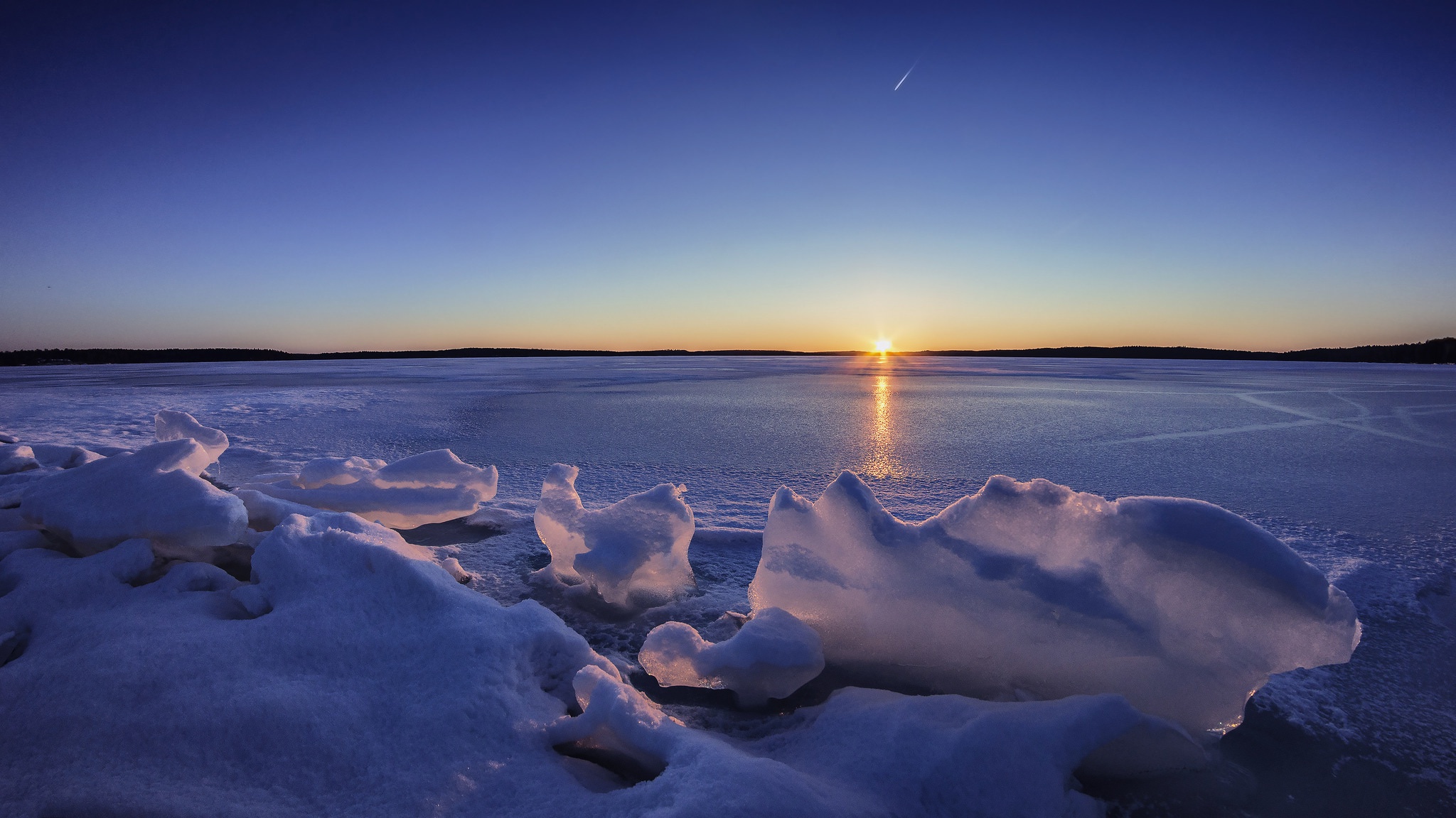 Лед на ладожском озере. Озеро Оулуярви Финляндия. Торосы на Ладожском озере. Зимний закат на озере. Озеро зима рассвет.