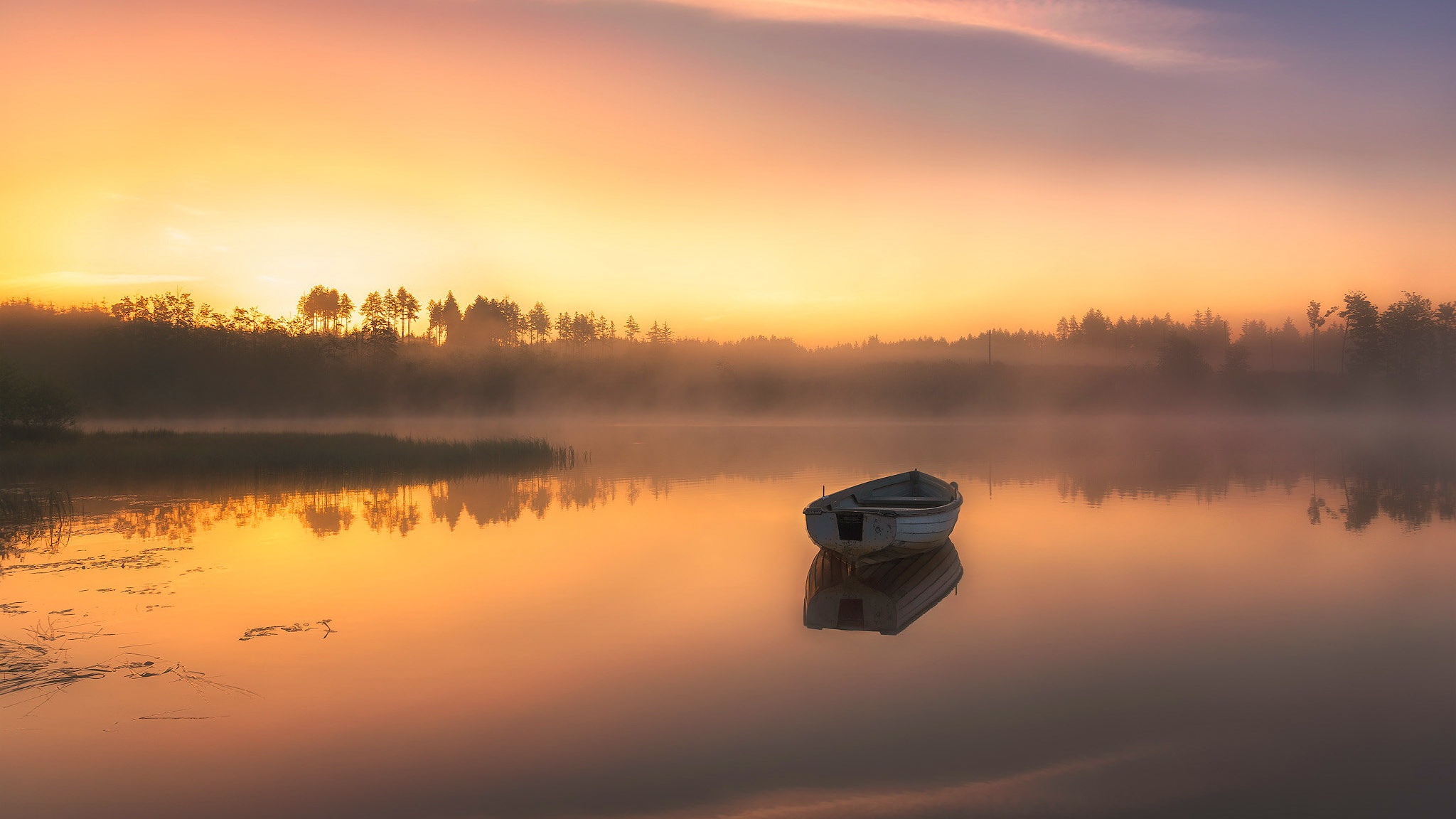 Вдали озера. Лодка на озере. Лодка в тумане. Лодка озеро туман. Закат на озере.
