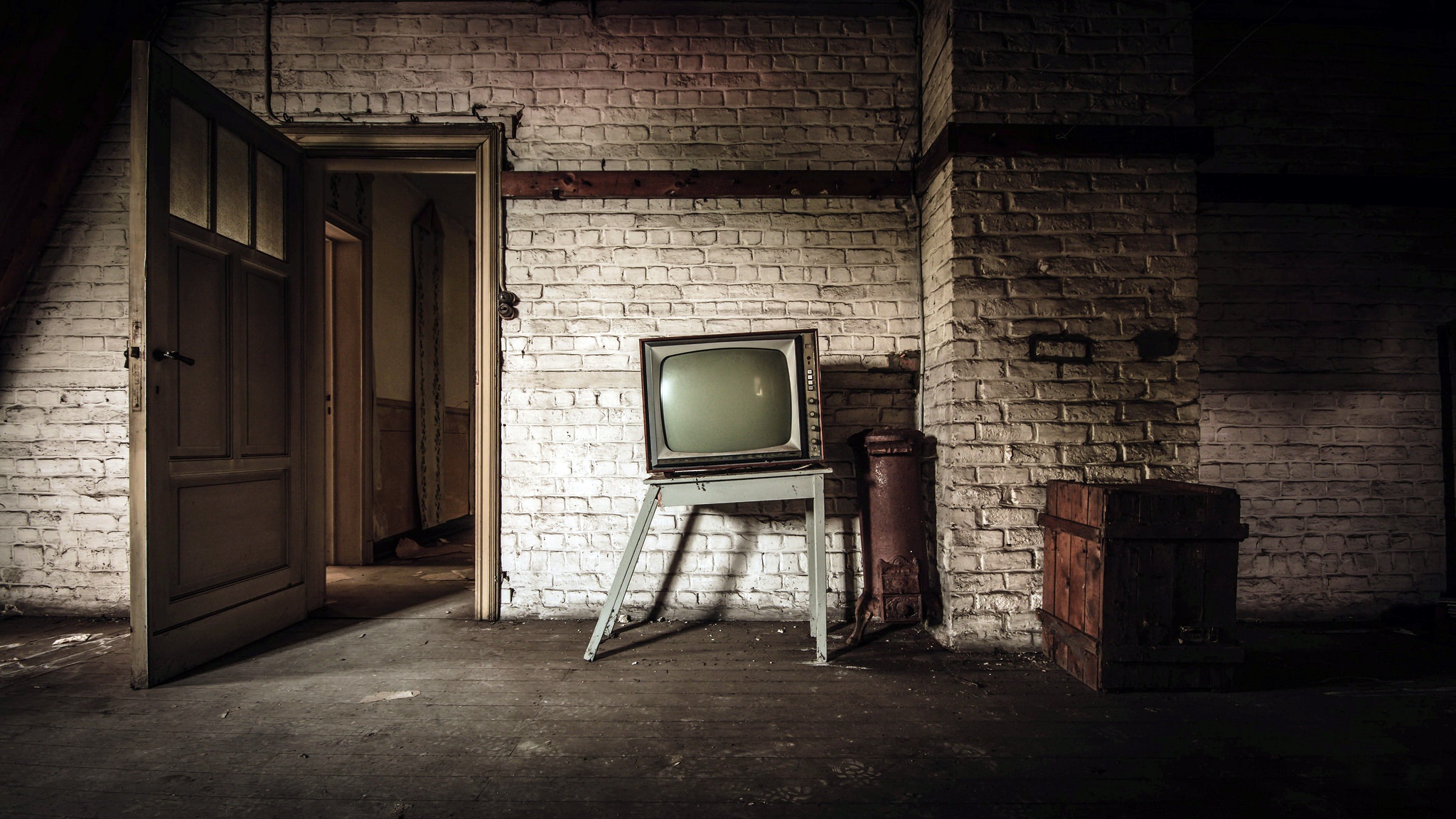 Открыть дверь видное. Старый телевизор. Старый телевизор в комнате. Темная Старая комната. Старинный телевизор.