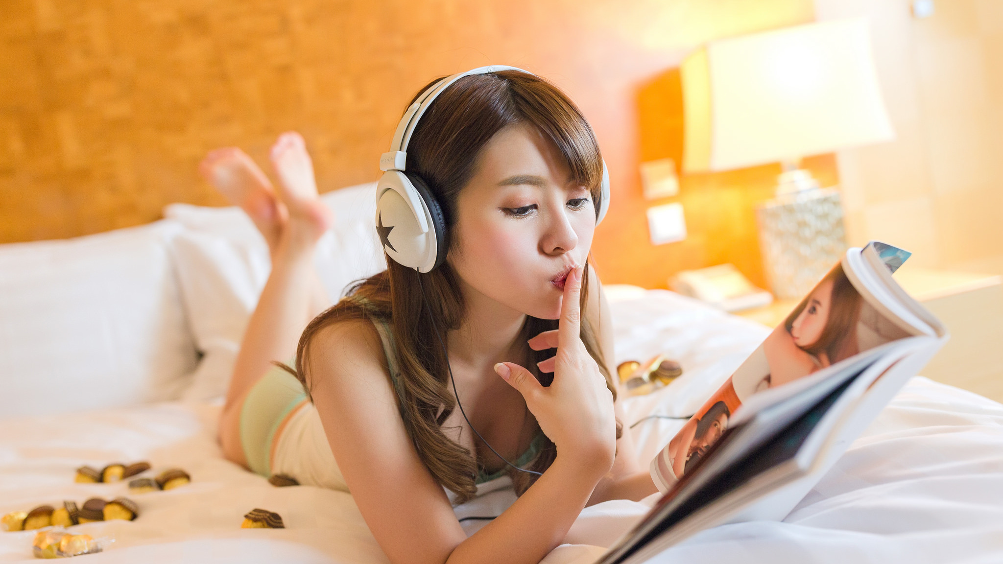 Что японкам приходится делать мужу. Девушка с наушниками. Чтение с наушниками. Девушка читает и слушает музыку. Девушка в наушниках в кафе.