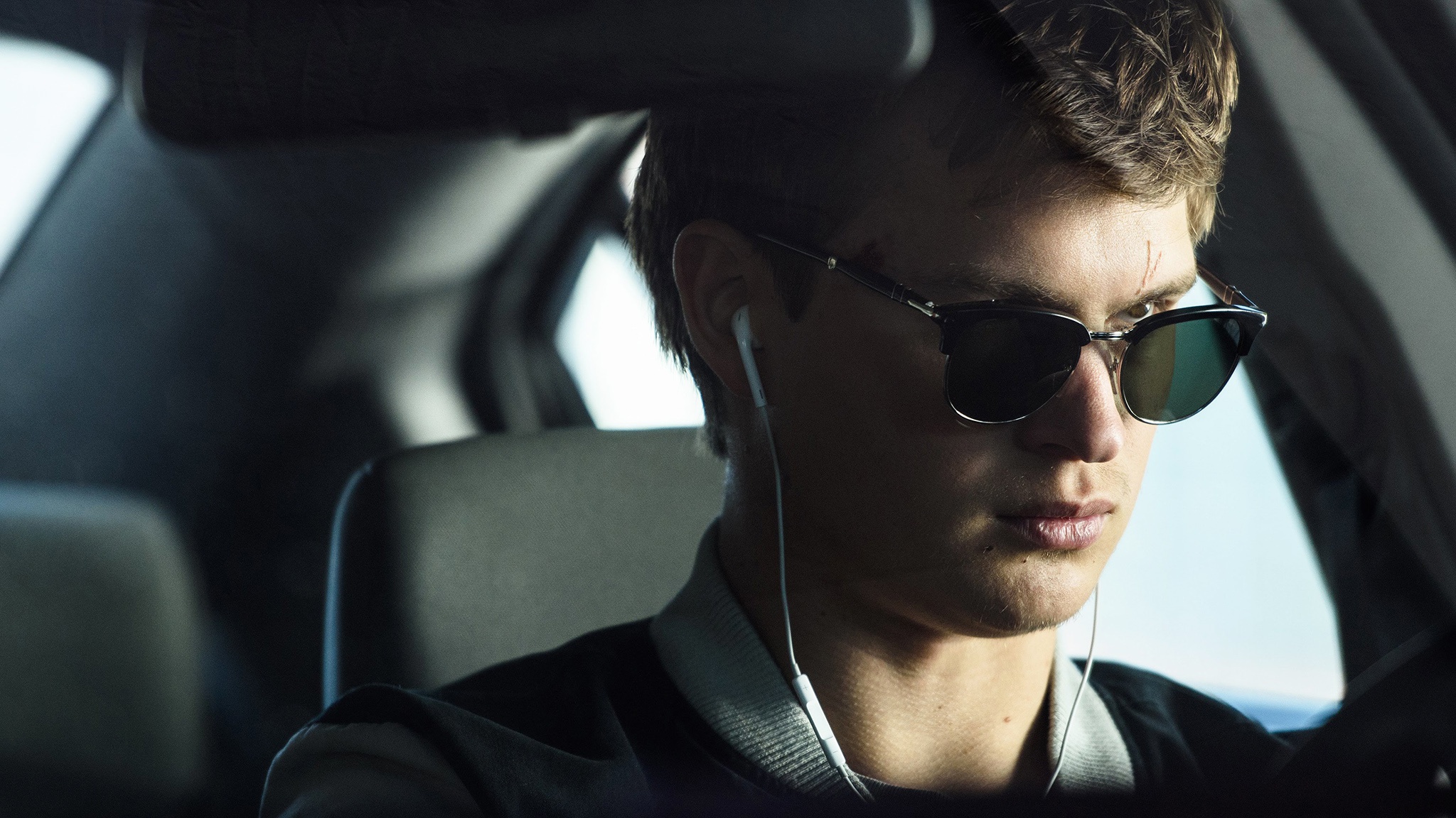 Обои авто, очки, парень, Ansel Elgort, Baby Driver, Малыш на драйве на  телефон и рабочий стол, раздел фильмы, разрешение 2048x1152 - скачать