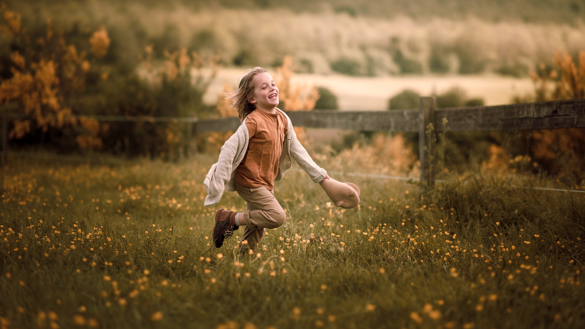 В саду гуляет ветер. Девочка бежит. Счастливое детство в деревне. Девочка бежит в поле. Девушка убегает.
