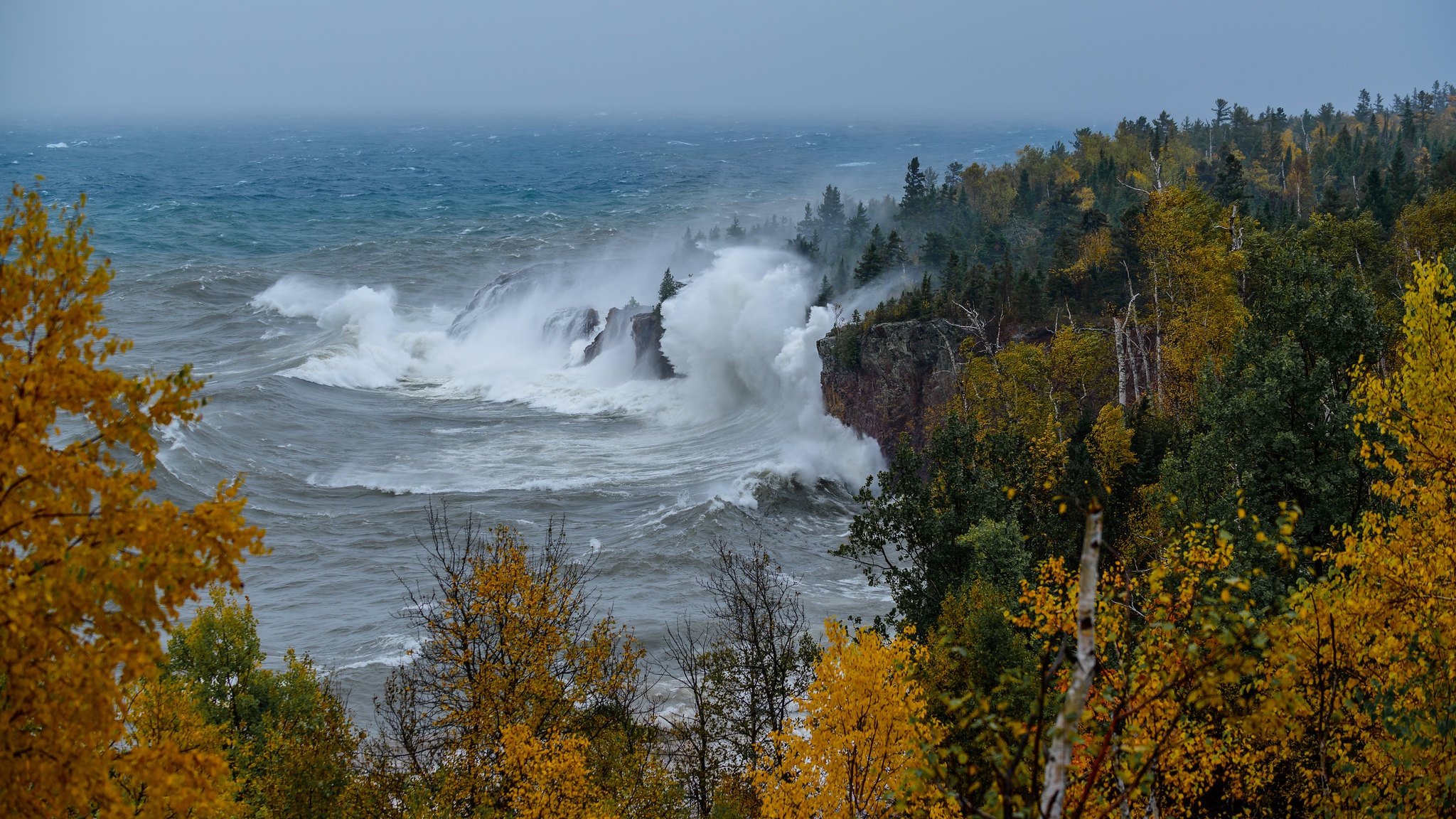 Октябрь шторм. Озеро Байкал шторм. Осень на море. Море осенью. Байкал осенью.
