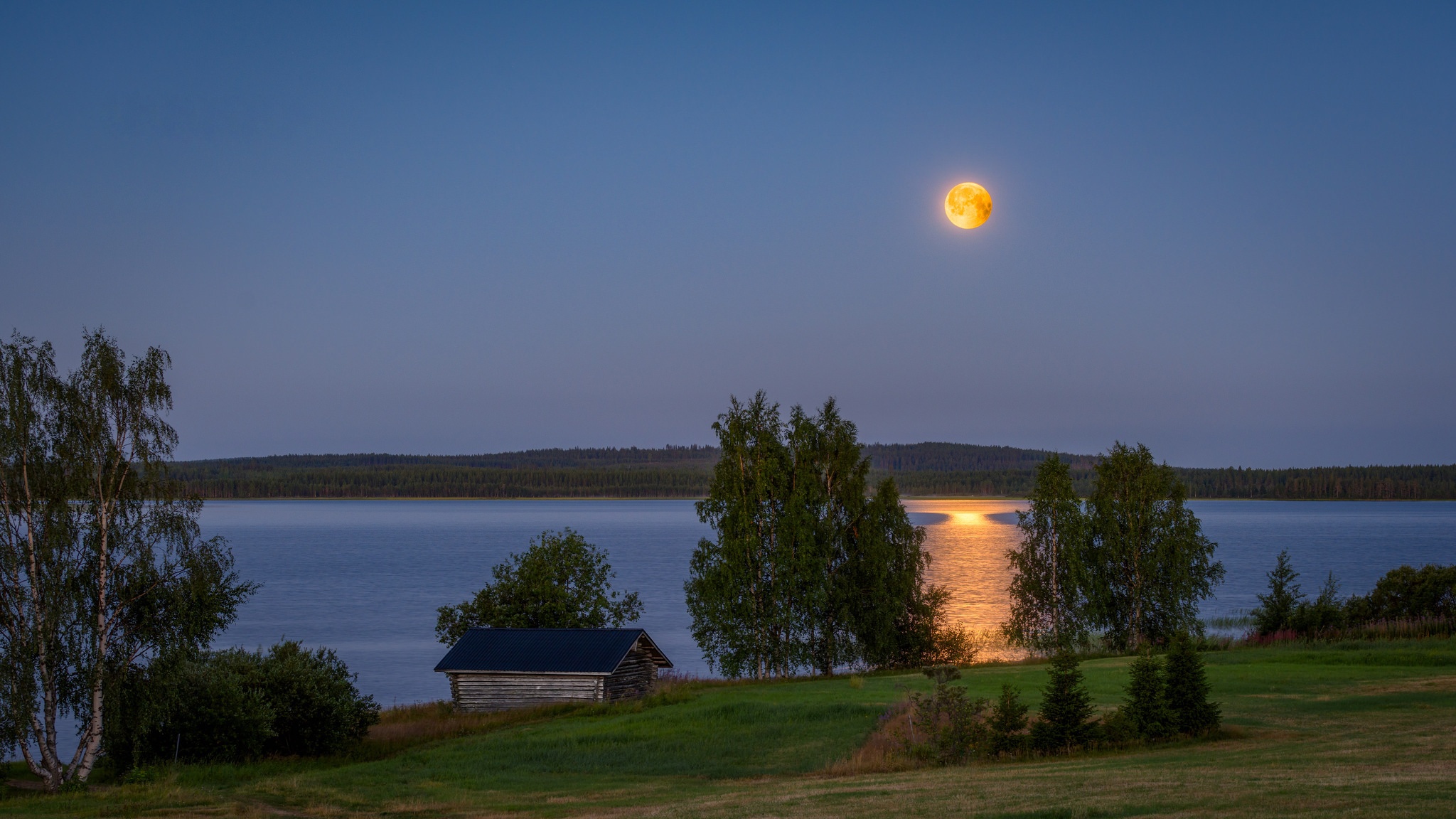 Песня за городом полная ая луна. Луна в деревне. Луна над деревней. Луна в деревне летом. Луна и озеро.