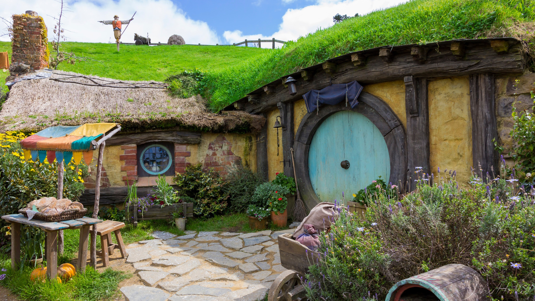 Обои дом, Новая Зеландия, Hobbit Hole на телефон и рабочий стол, раздел  разное, разрешение 2048x1152 - скачать