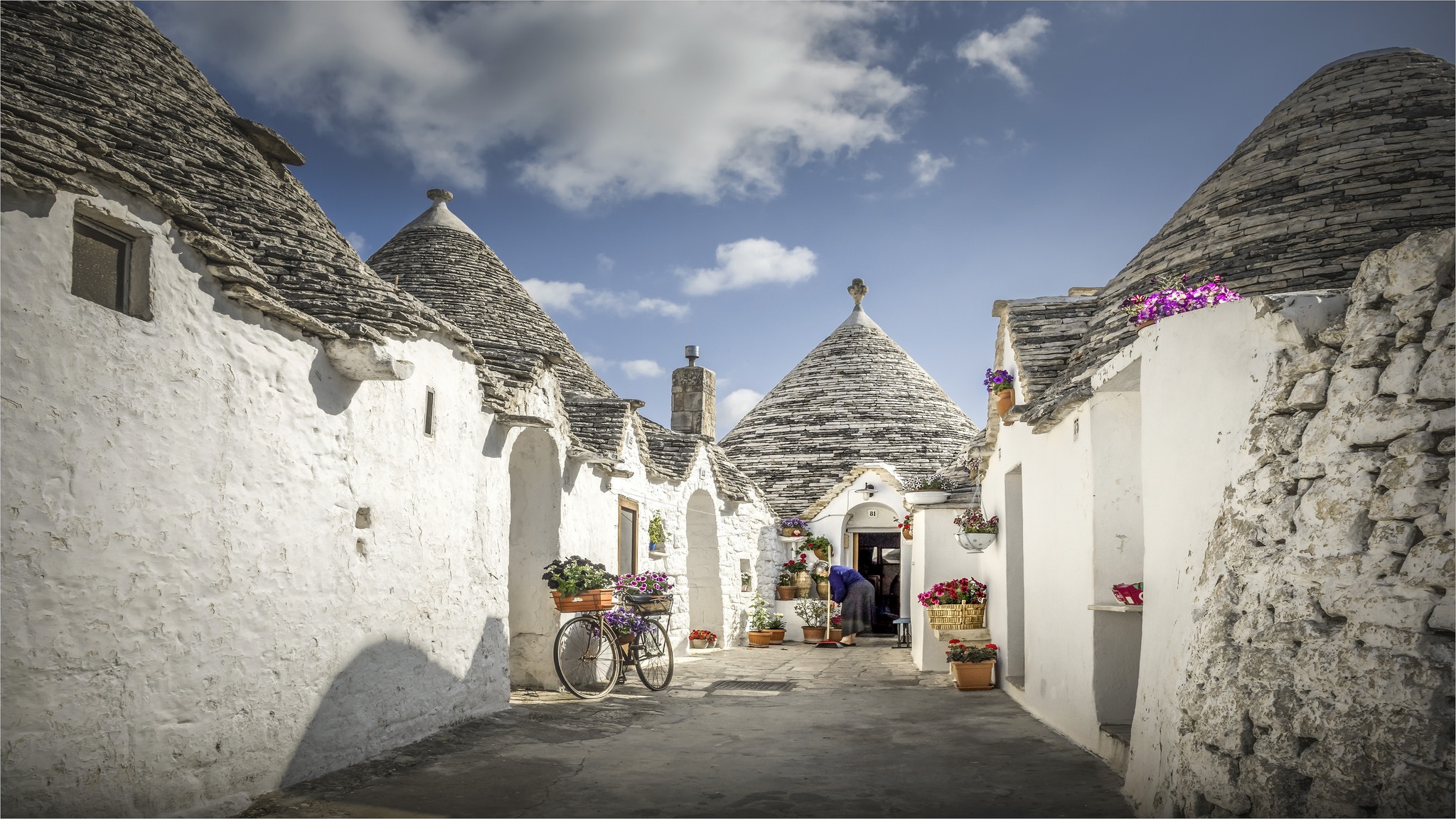 Обои Италия, Italia, Alberobello, Puglia, Альберобелло, труллы на телефон и  рабочий стол, раздел город, разрешение 2048x1152 - скачать