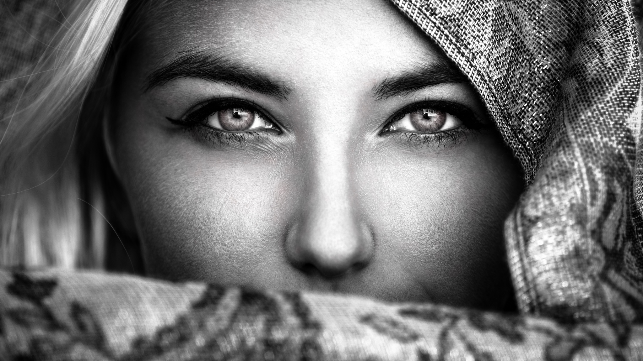Девушка красивая черная глаза. Пронзительный взгляд. Красивые женские глаза. Девушка в капюшоне. Портрет чб.