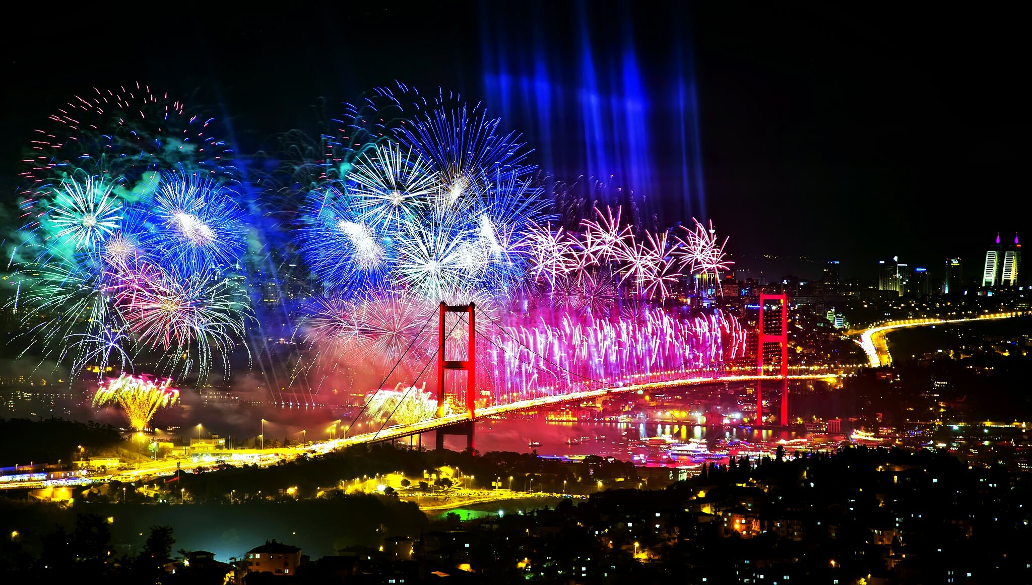 Праздники в стамбуле. Стамбул новогодний Босфор. Салют в Стамбуле. Новогодний салют в Стамбуле. Стамбул новый год 2023 салют.