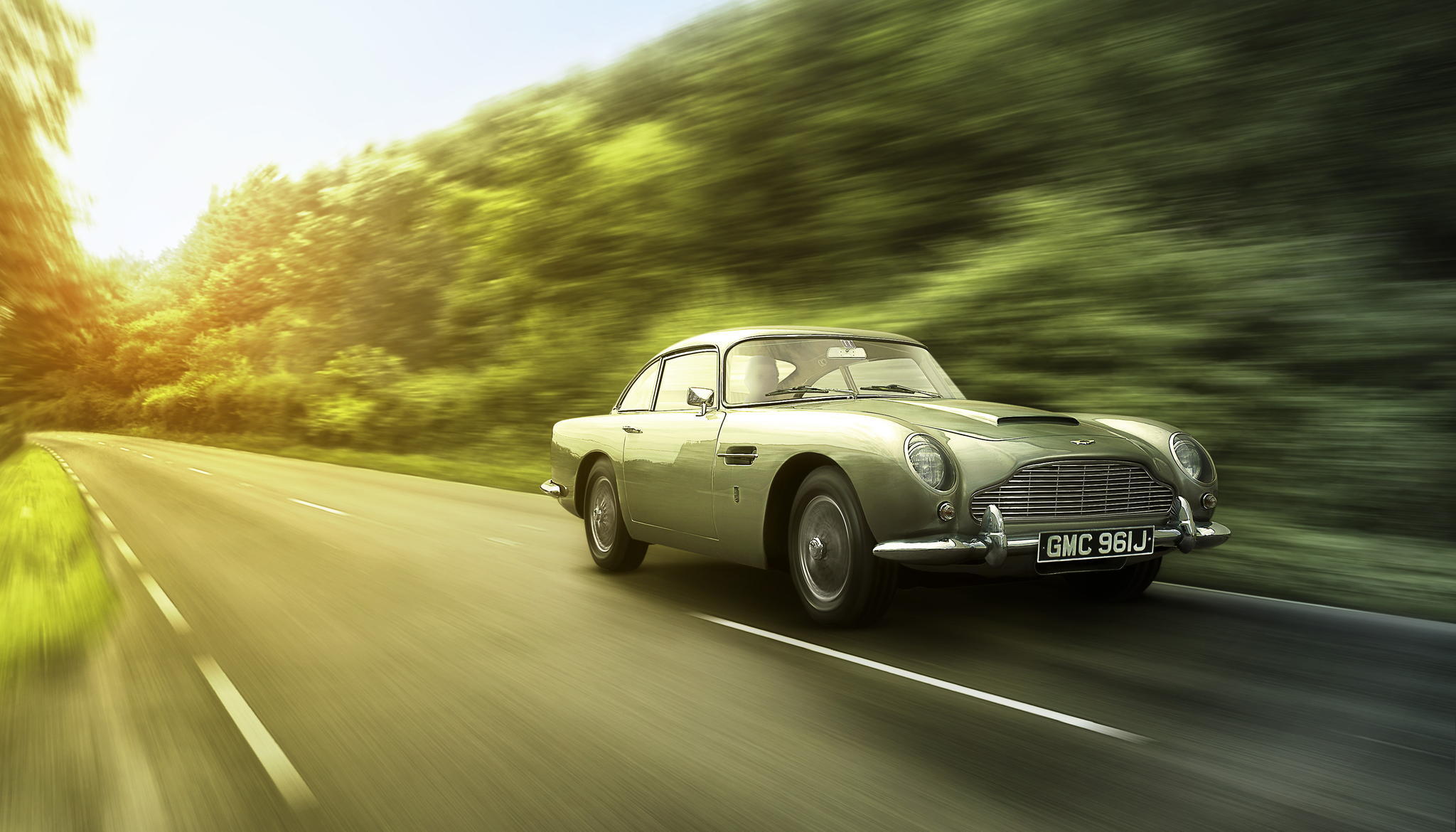 Машина едет алиса. Aston Martin db5. Aston Martin db5 универсал. Aston Martin db5 обои. Aston Martin db5 007.