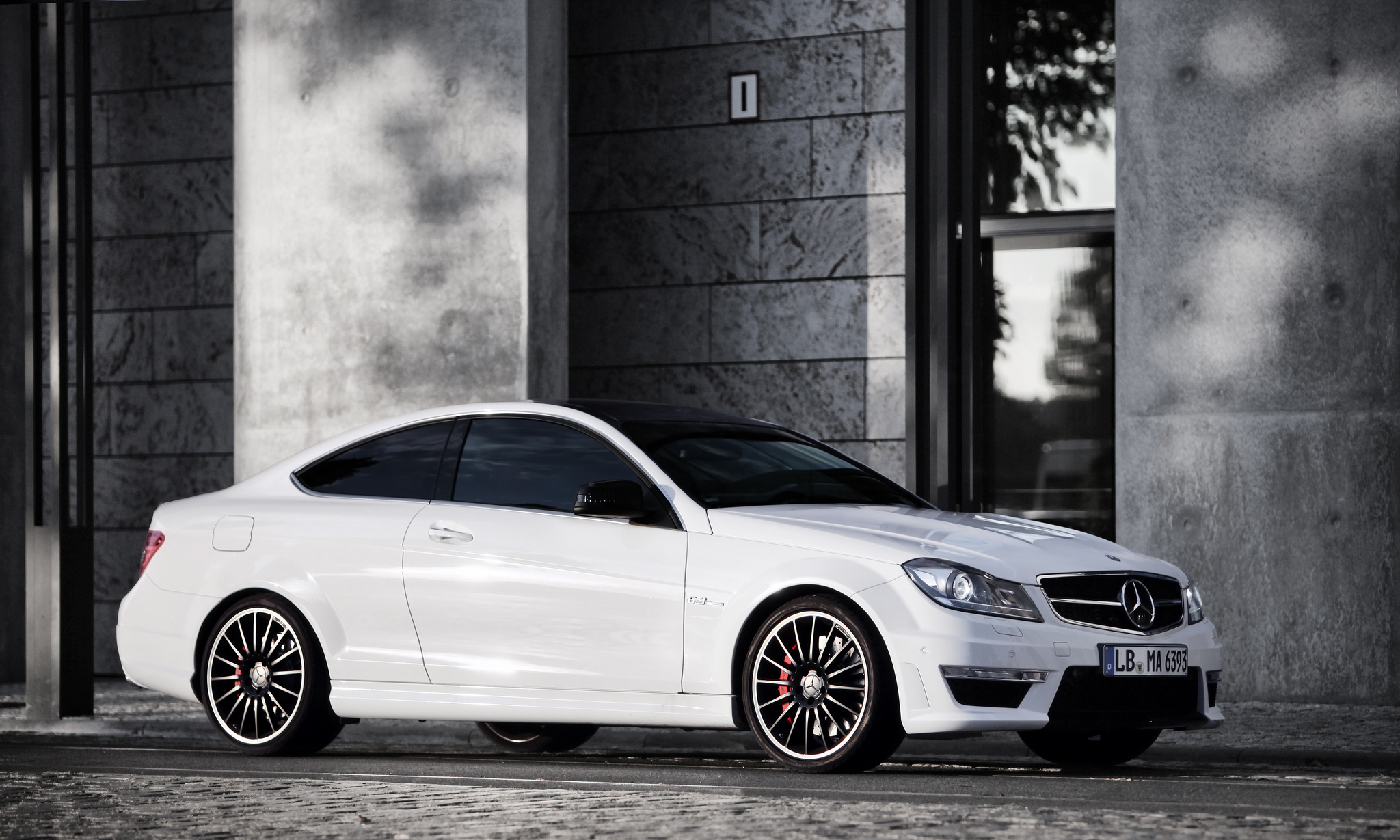 Белая c. Mercedes AMG c63 White. Mercedes c63 AMG белый. Мерседес ц 63 АМГ белый. C63 AMG белый.