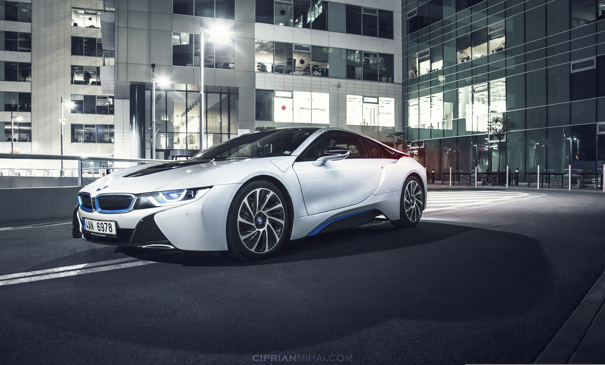 I white. BMW i8 White. БМВ i8 белая. BMW i8 Coupe белая. БМВ ай 8 белая.