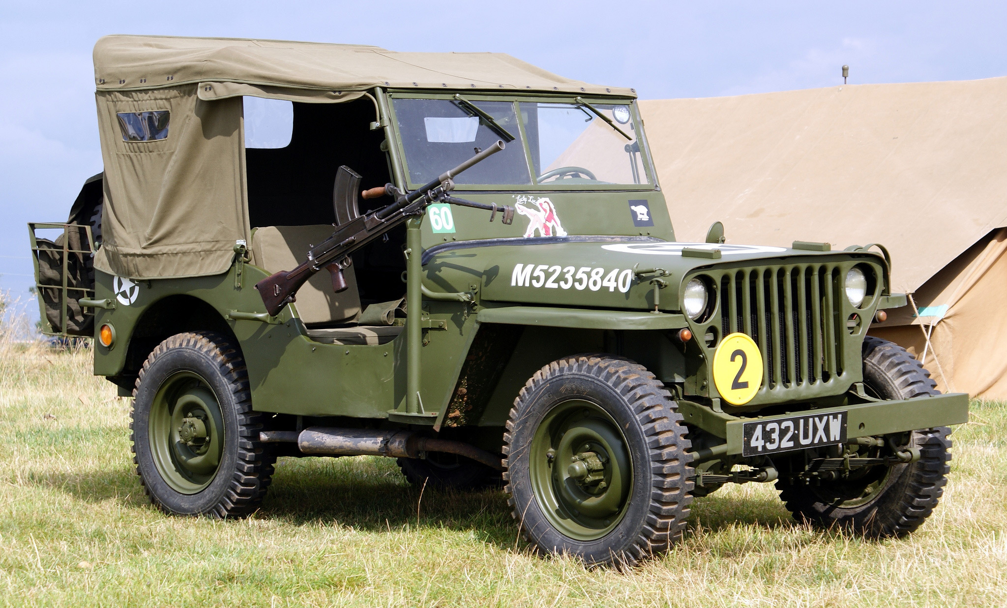 Обои трава, войны, автомобиль, пулемёт, армейский, ручной, 1944, Jeep на  телефон и рабочий стол, раздел jeep, разрешение 2048x1236 - скачать