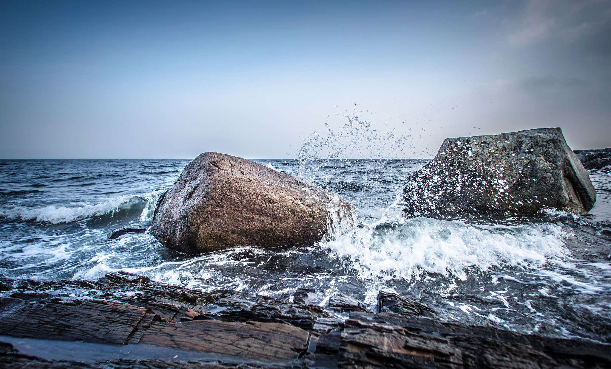 Water stones. Валун в воде. Камни и море шторм. Огромные камни в море. Море камни.