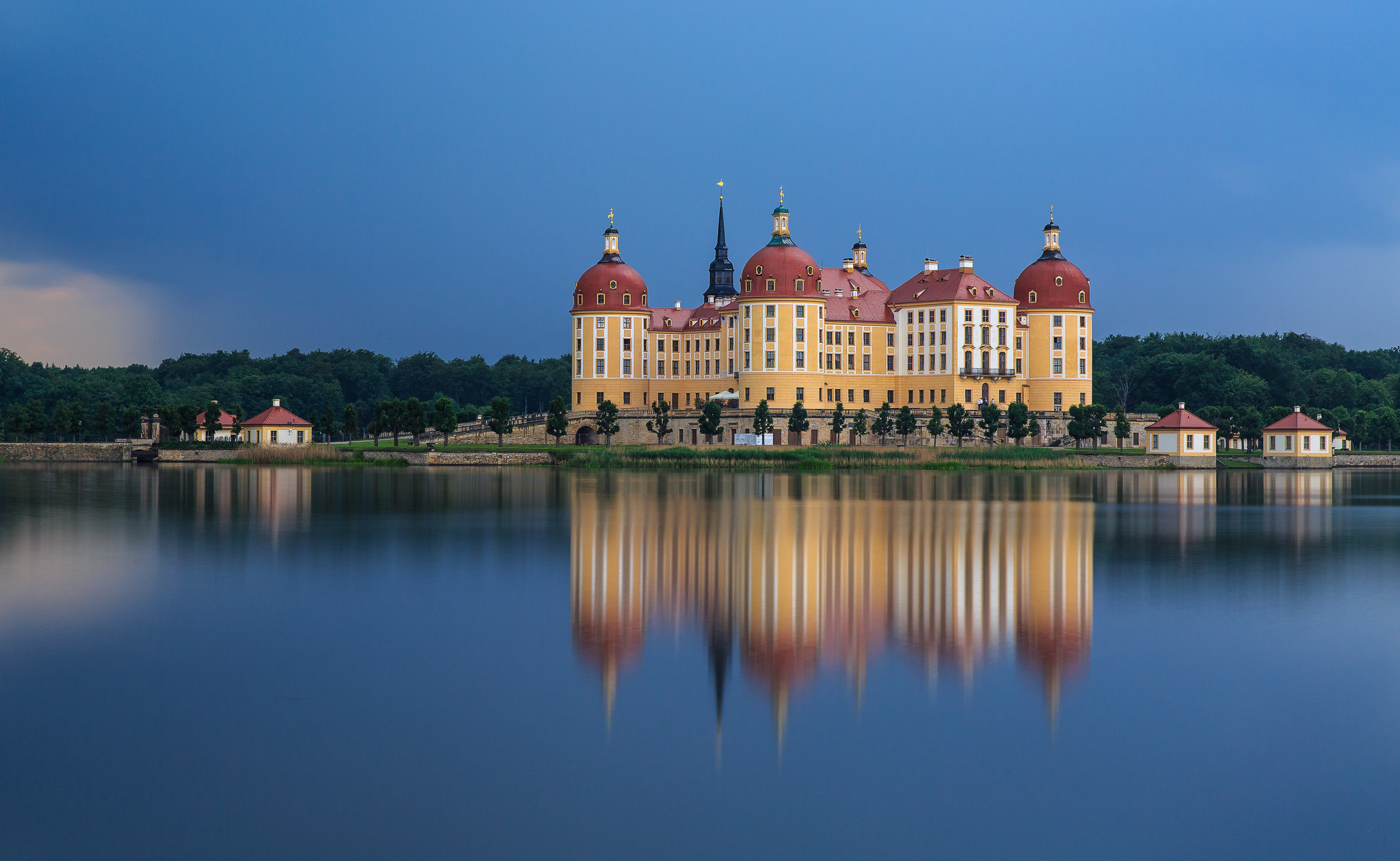 Germany water. Замок Морицбург. Замок Морицбург Саксония. Замок Морицбург Дрезден. Замок Морицбург на озере Морицбург в саксонской Швейцарии.