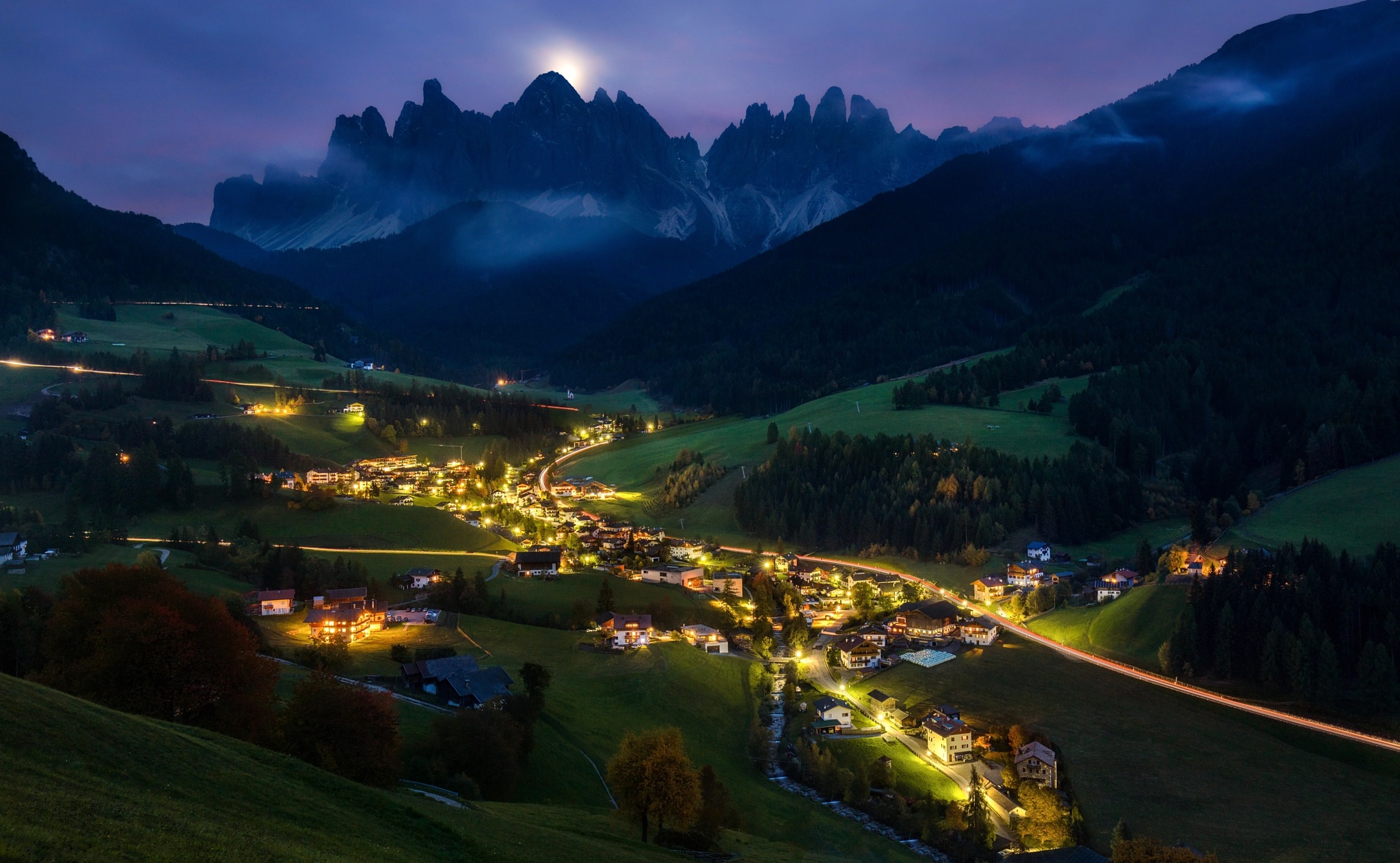 Hills village. Швейцария Гриндельвальд зима ночь. Деревня Санта-Маддалена. Долина Фунес Южный Тироль Италия. Австрийские Альпы.