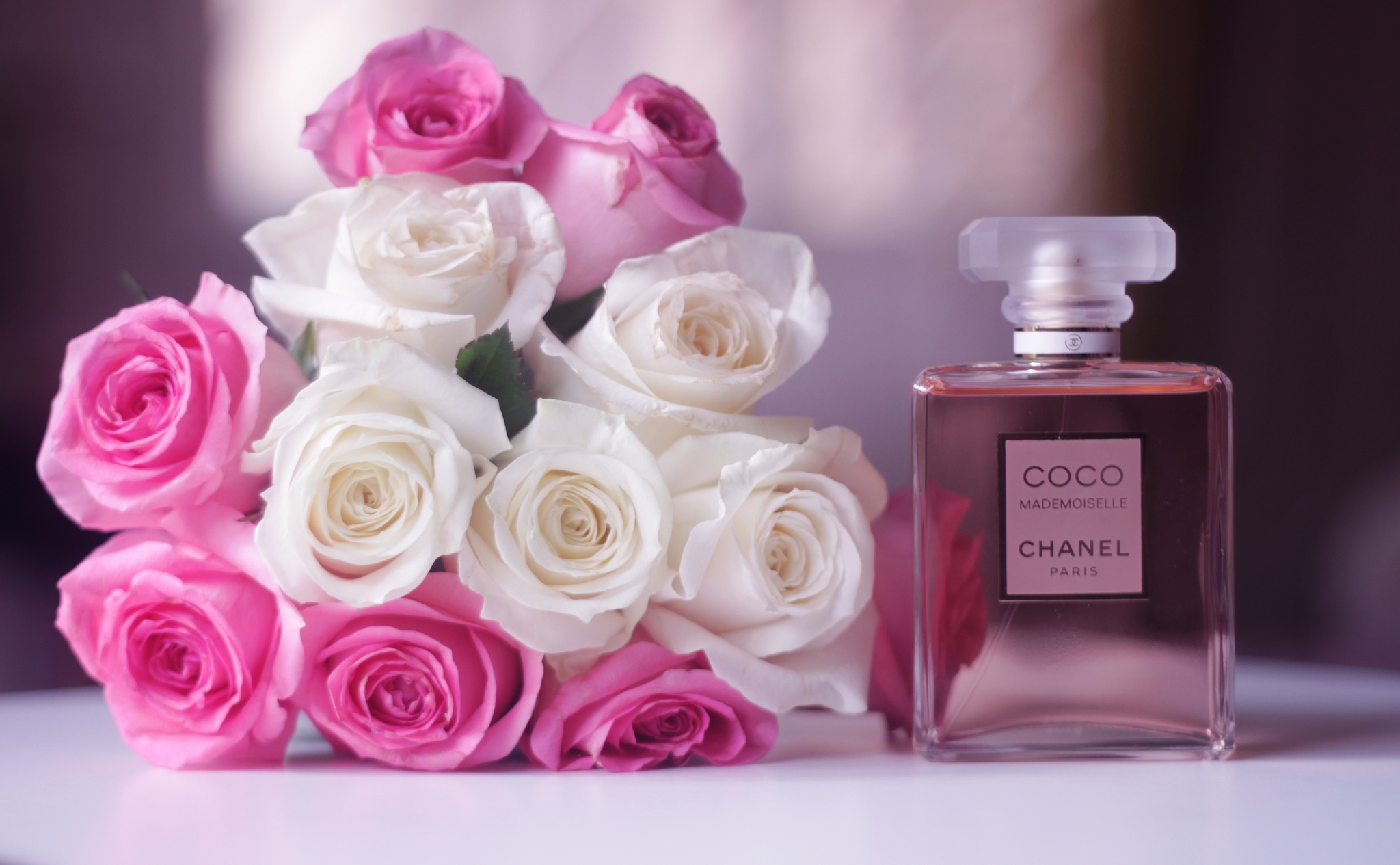 She likes roses. Chanel Parfum Rose. Коко Шанель духи розовые. Шанель пионы Парфюм. Цветок Коко Шанель.