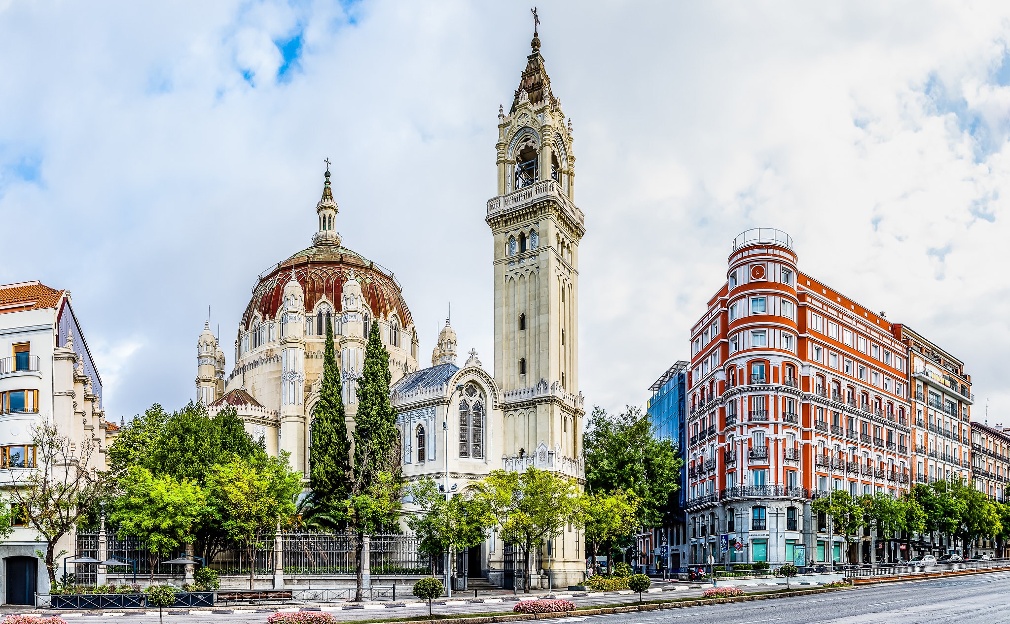 Church of san. Испания архитектура Мадрид. Церковь в Мадриде. Мадрид. Часовня Святого Исидора. Здание "Испания" Мадрид.