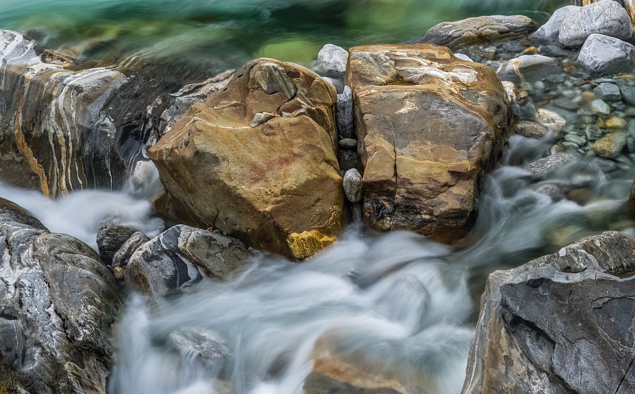 Изменения в течении ручья. Водопад Чардымские камни. Ручей с камнями. Каменистый ручей. Камни в реке.